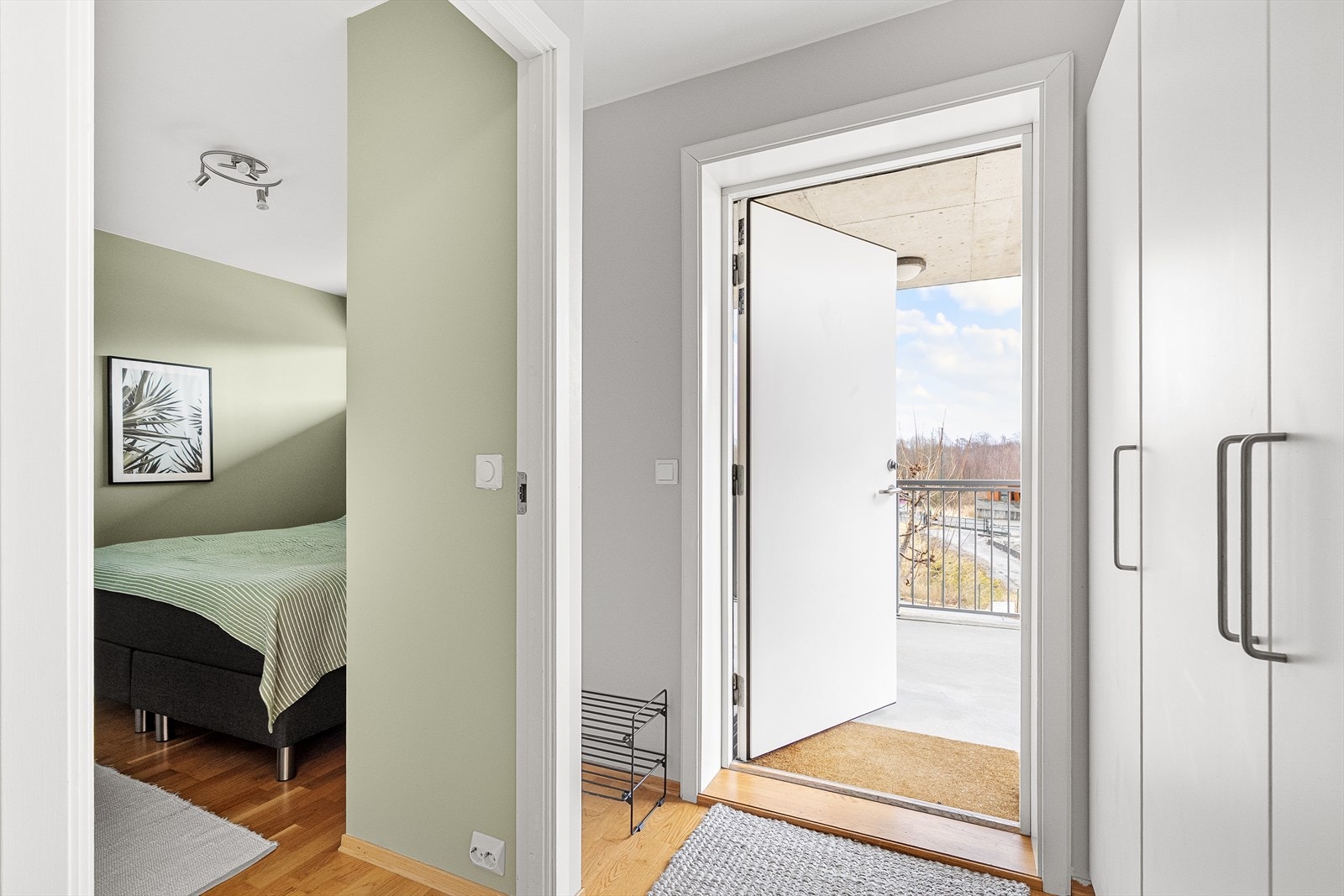 Lys og innbydende entré med plass til å henge fra seg yttertøy. Galleribilde