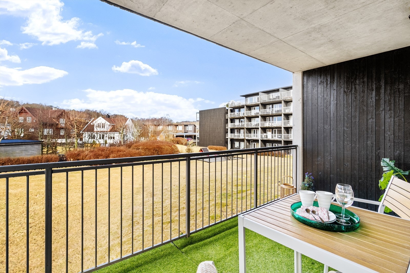 Med god plass til både sittegruppe og grill ligger alt til rette for å kunne nyte lange, solrike dager og hyggelige sommerkvelder i godt selskap. Galleribilde