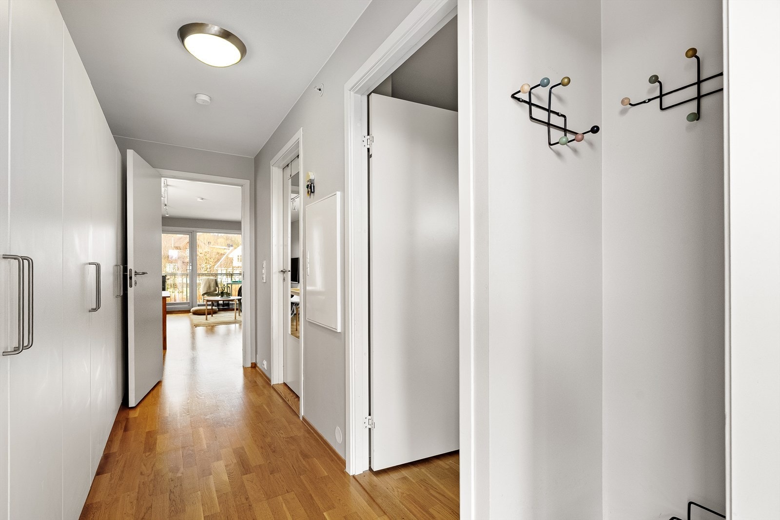 Rikelig med lagringsplass i skapløsning i gang. Garderobeskap medfølger i handelen. Galleribilde