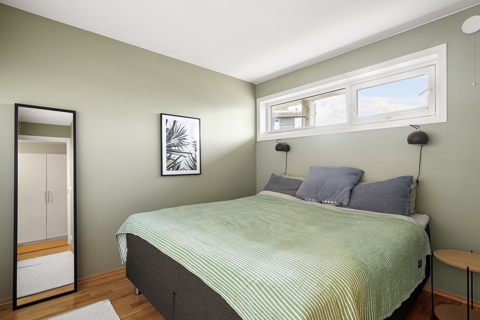 Soverom av god størrelse med nok av plass til både dobbeltseng og garderobeløsning. Galleribilde