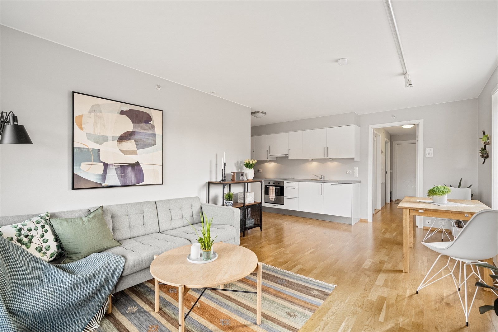 Tidløst fargevalg på vegg, eikeparkett på gulv og listefritt mot tak. Galleribilde