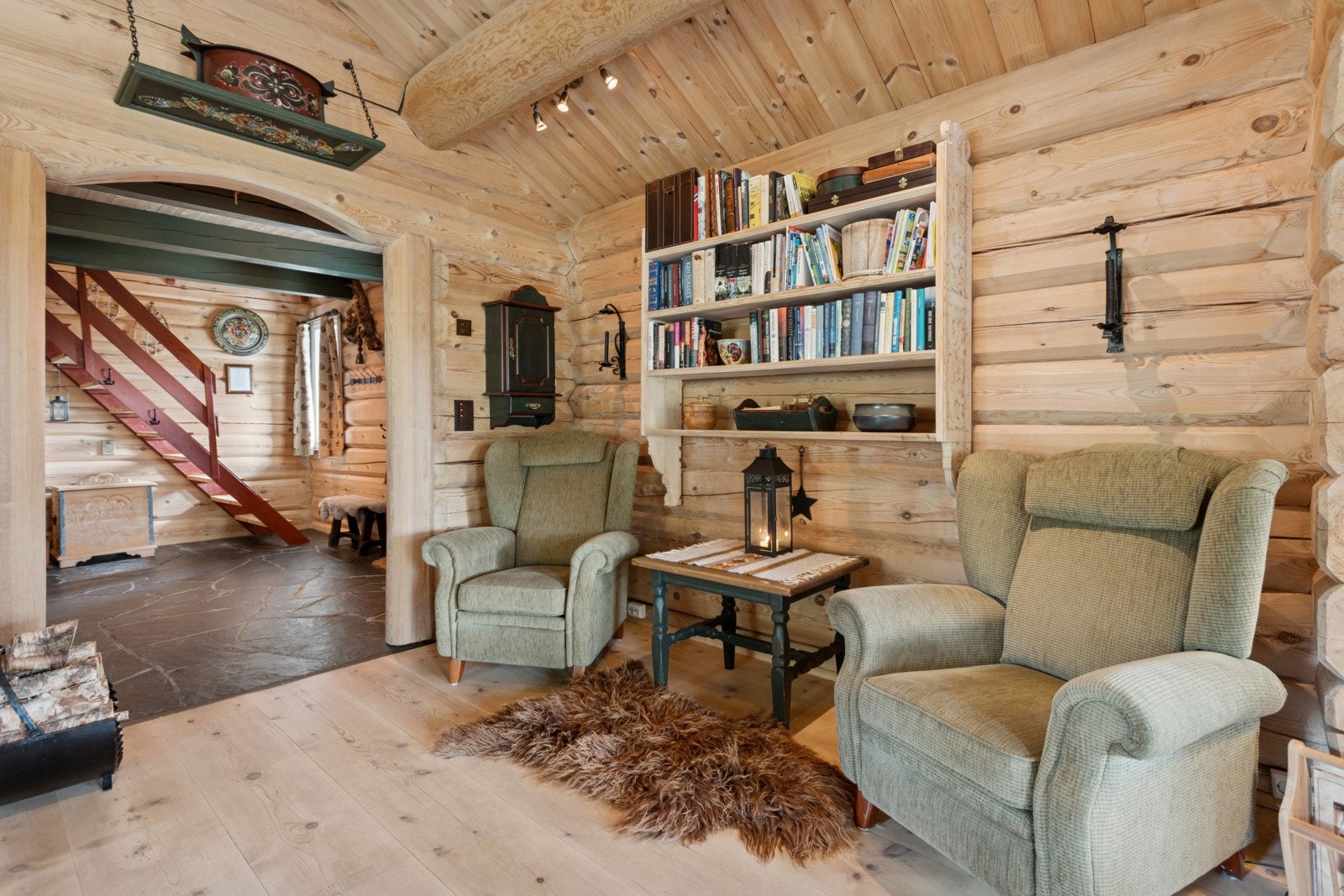 Selger har innredet stuen med en romslig sofagruppe, spisestue og ikke minst en koselig sittegruppe nær peis og gang. Galleribilde