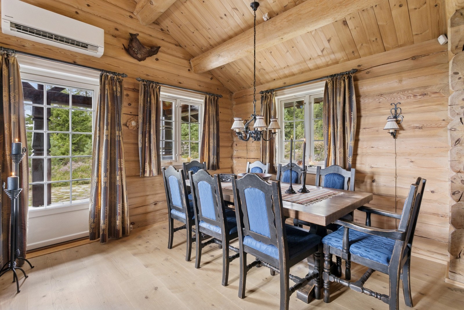 Spisestuen har god plass for både familien og venner som er på besøk. Galleribilde