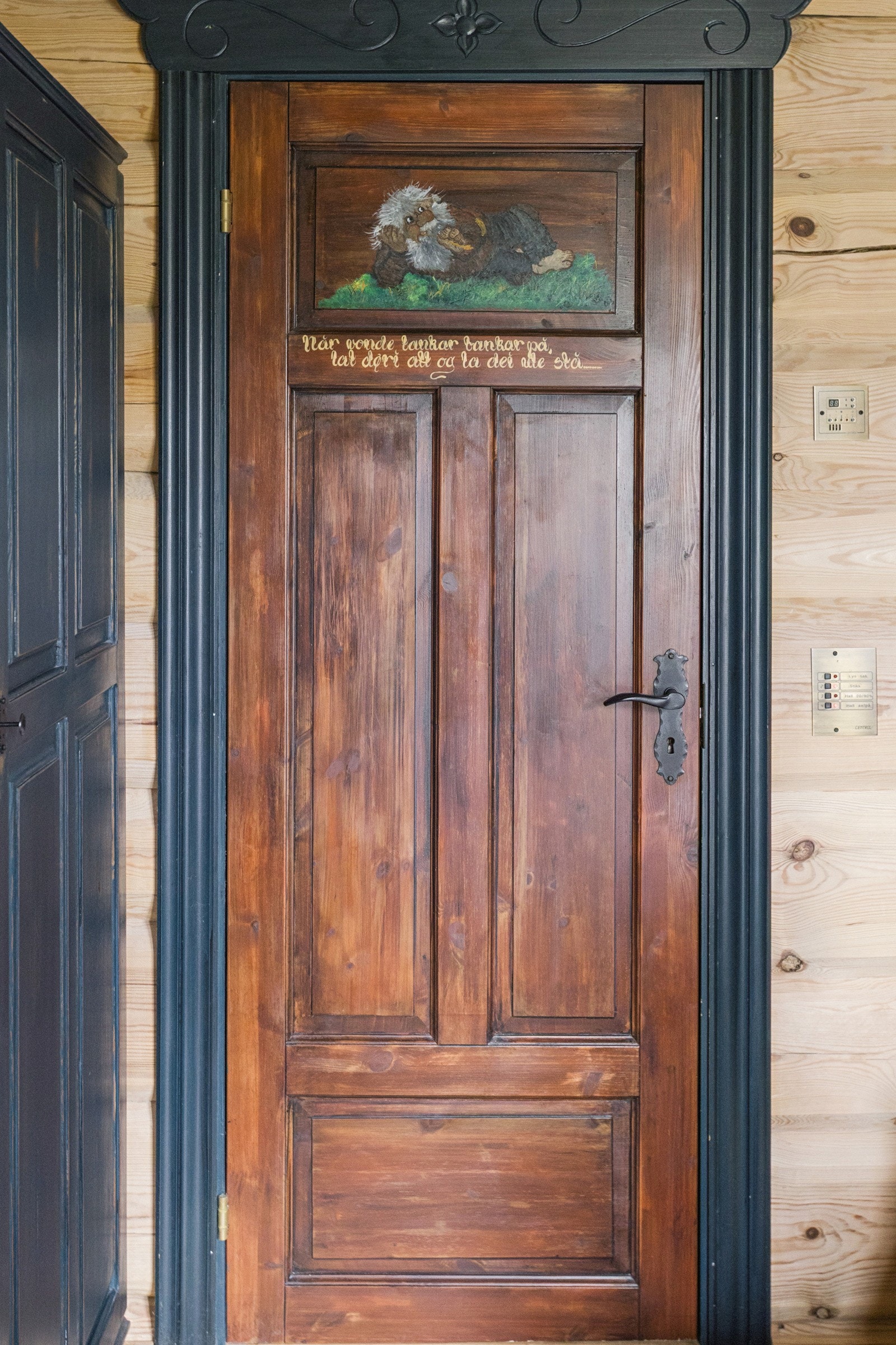 Alle innvendige dører i hytta er dekorert i unike og håndmalte bilder med eventyrpreg. Galleribilde
