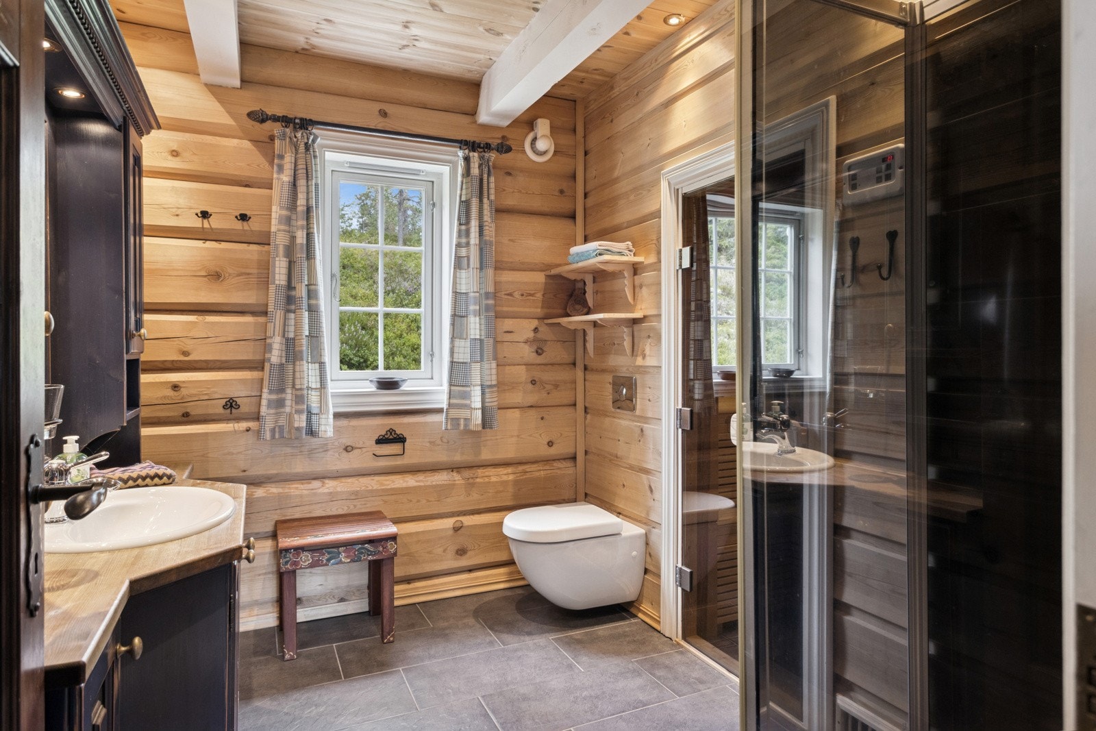 Badet har god omkledningsplass og adkomst til en herlig badstue som er god å benytte seg av etter en lang dag i det fri. Galleribilde