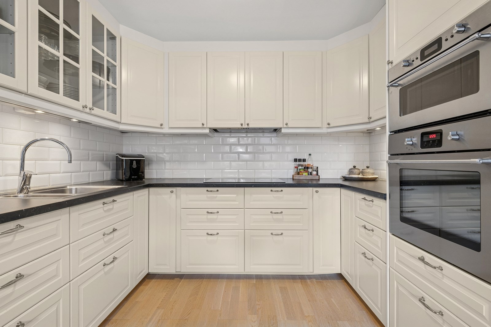 Her er det rikelig med skap- og benkeplass, samt integrerte hvitevarer som kjøleskap, oppvaskmaskin, komfyr, platetopp (ca. 78 cm bredde) og mikrobølgeovn. Galleribilde