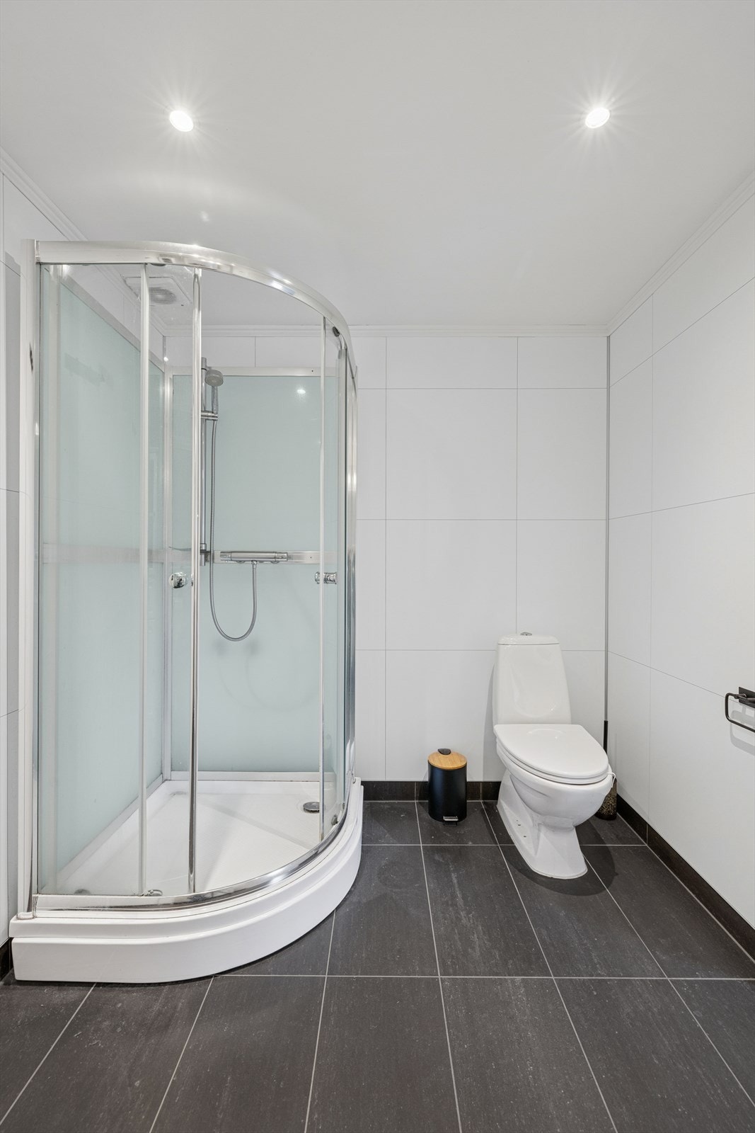 Badet er opprinnelig mindre, men er utvidet mot et kott. Se punkt ferdigattest i salgsoppgave for mer informasjon. Galleribilde