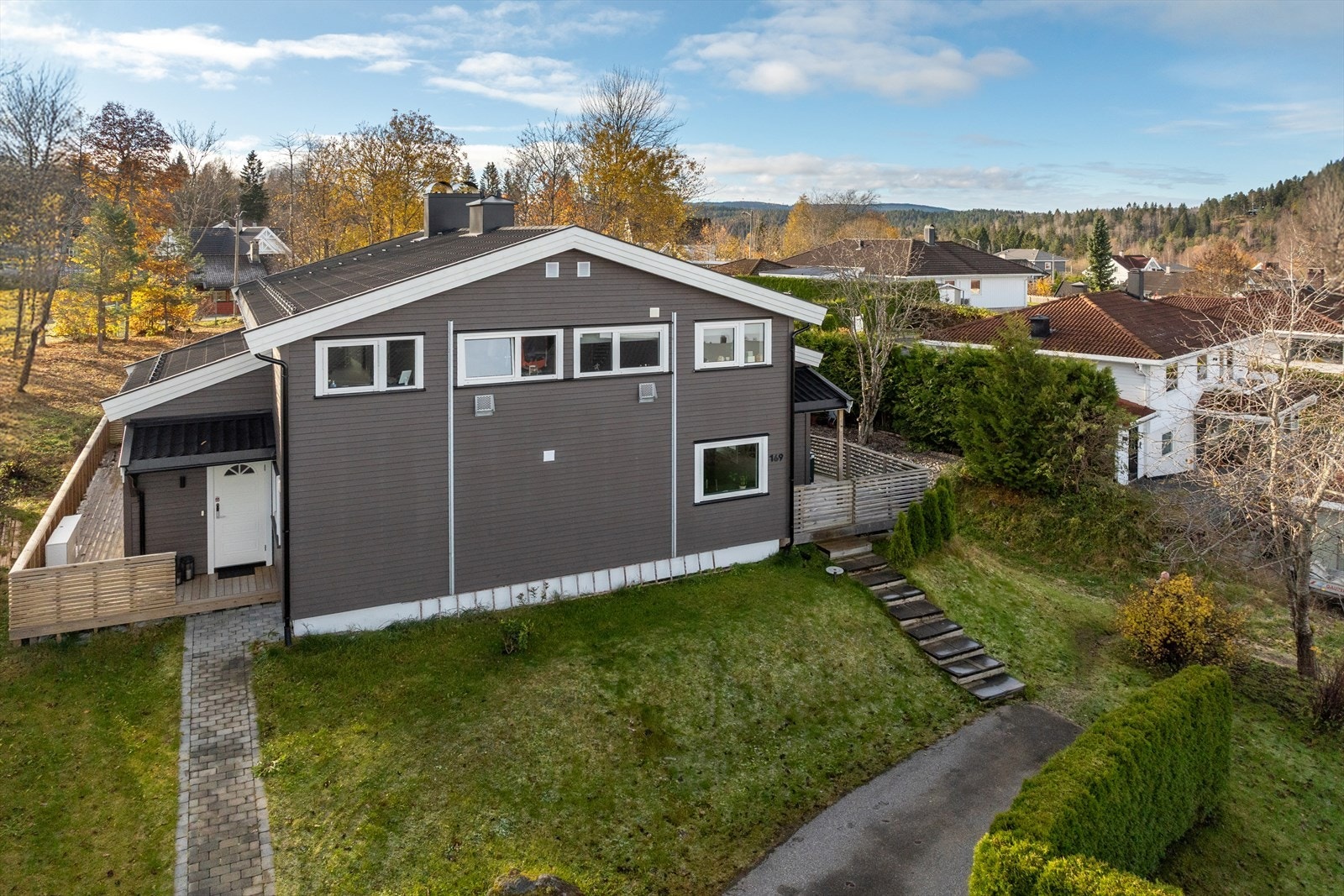 Boligen ligger attraktivt plassert i et populært og familievennlig område på Konnerud. Galleribilde