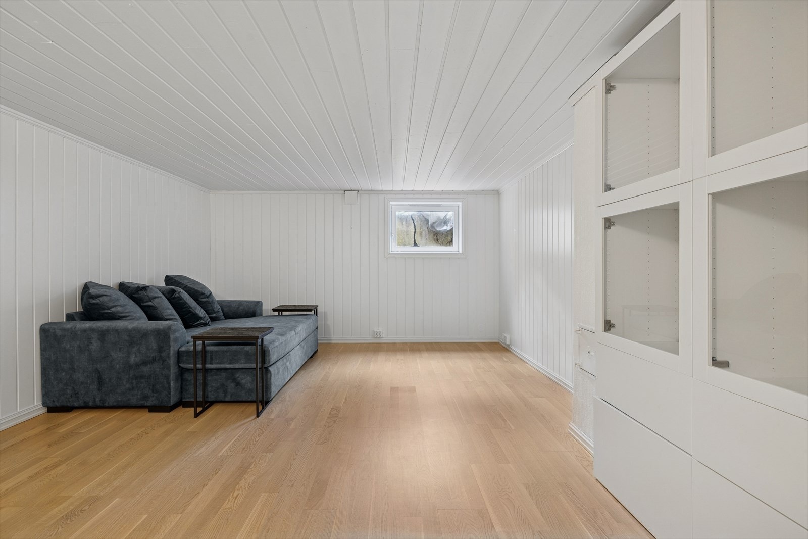 Rom i kjeller innredet som kjellerstue. Kjelleren er opprinnelig kun kjellerareal og ikke godkjent for varig opphold. Se punkt ferdigattest i salgsoppgave for mer informasjon. Galleribilde