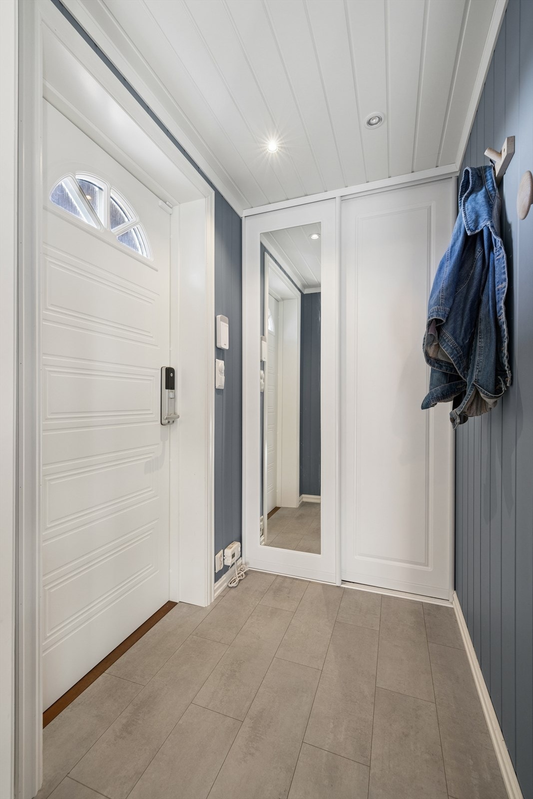 Boligen har en lys og innbydende entré med flislagt gulv og god garderobeplass. Galleribilde