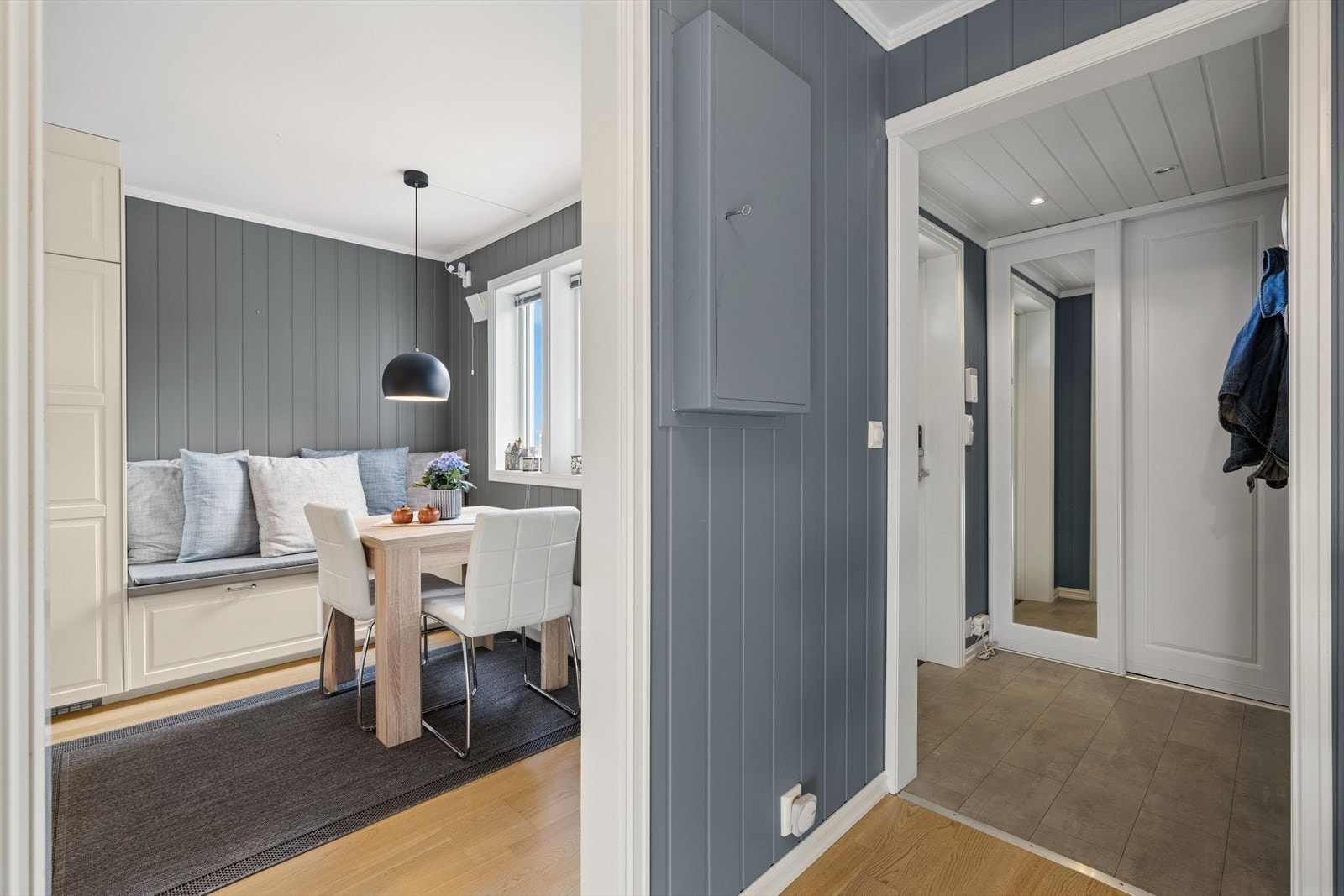 Kjøkkenet har direkte adkomst fra entré og ligger skjermet fra stue og oppholdsrom. Galleribilde