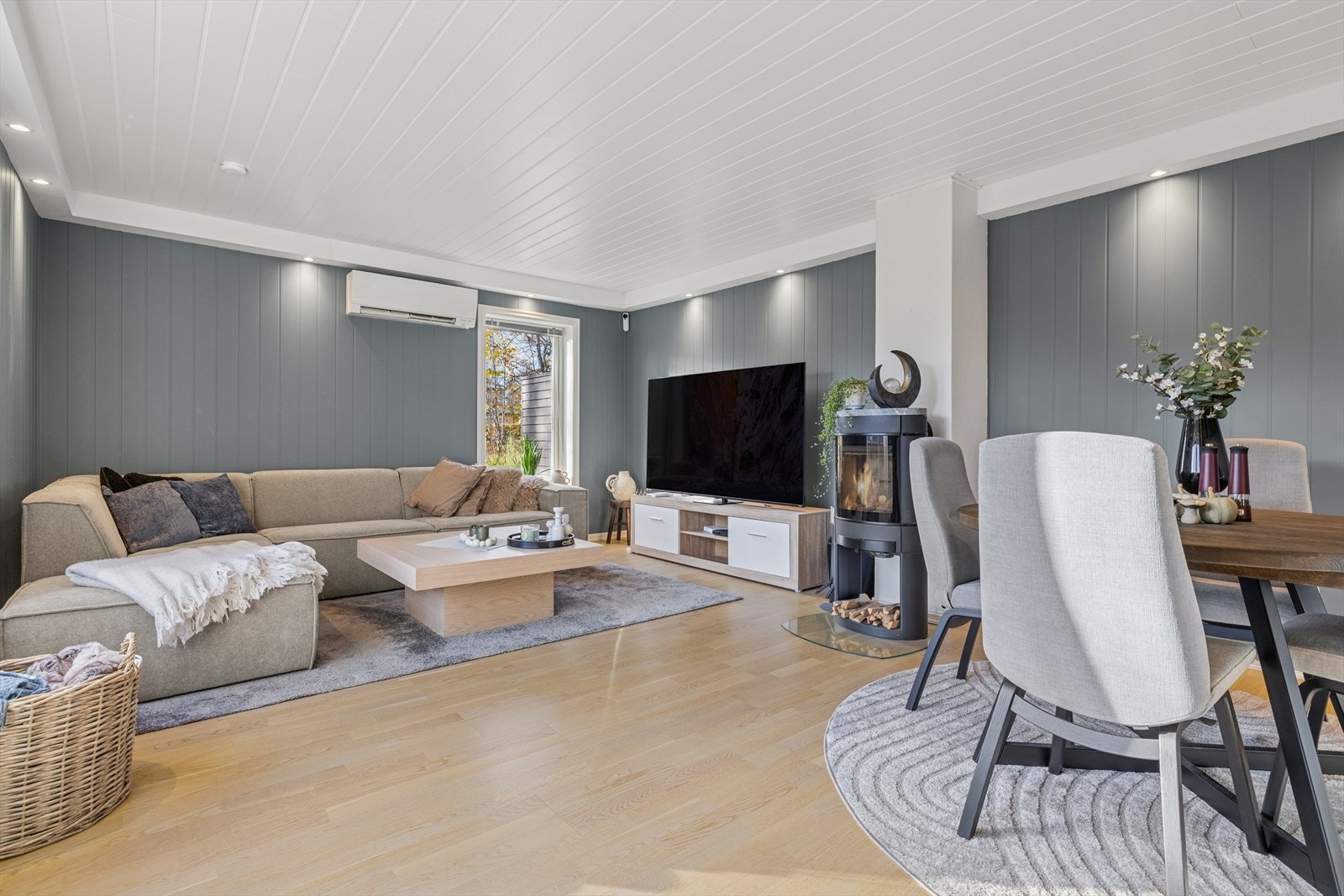 Her er det plass til både sofagruppe og spisebord. Galleribilde