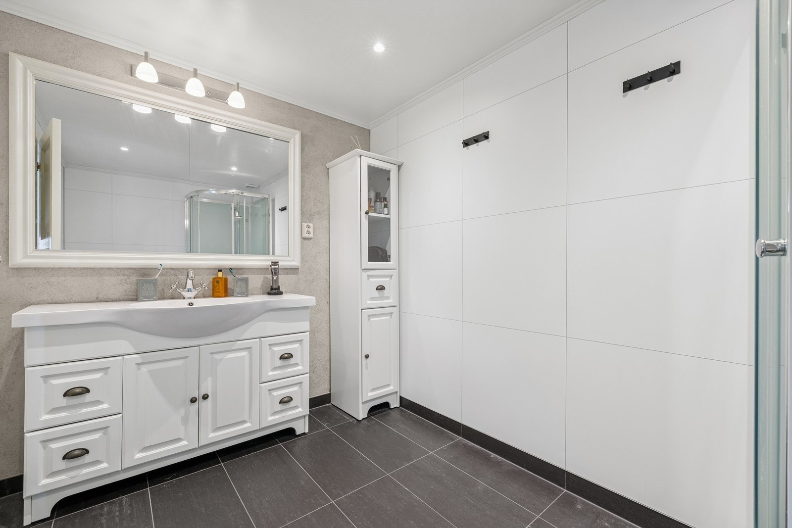 Rommet er utstyrt med innredning med nedfelt servant, gulvmontert toalett og dusjkabinett. Badet er opprinnelig mindre, men er utvidet mot et kott. Se punkt ferdigattest i salgsoppgave for mer informasjon. Galleribilde