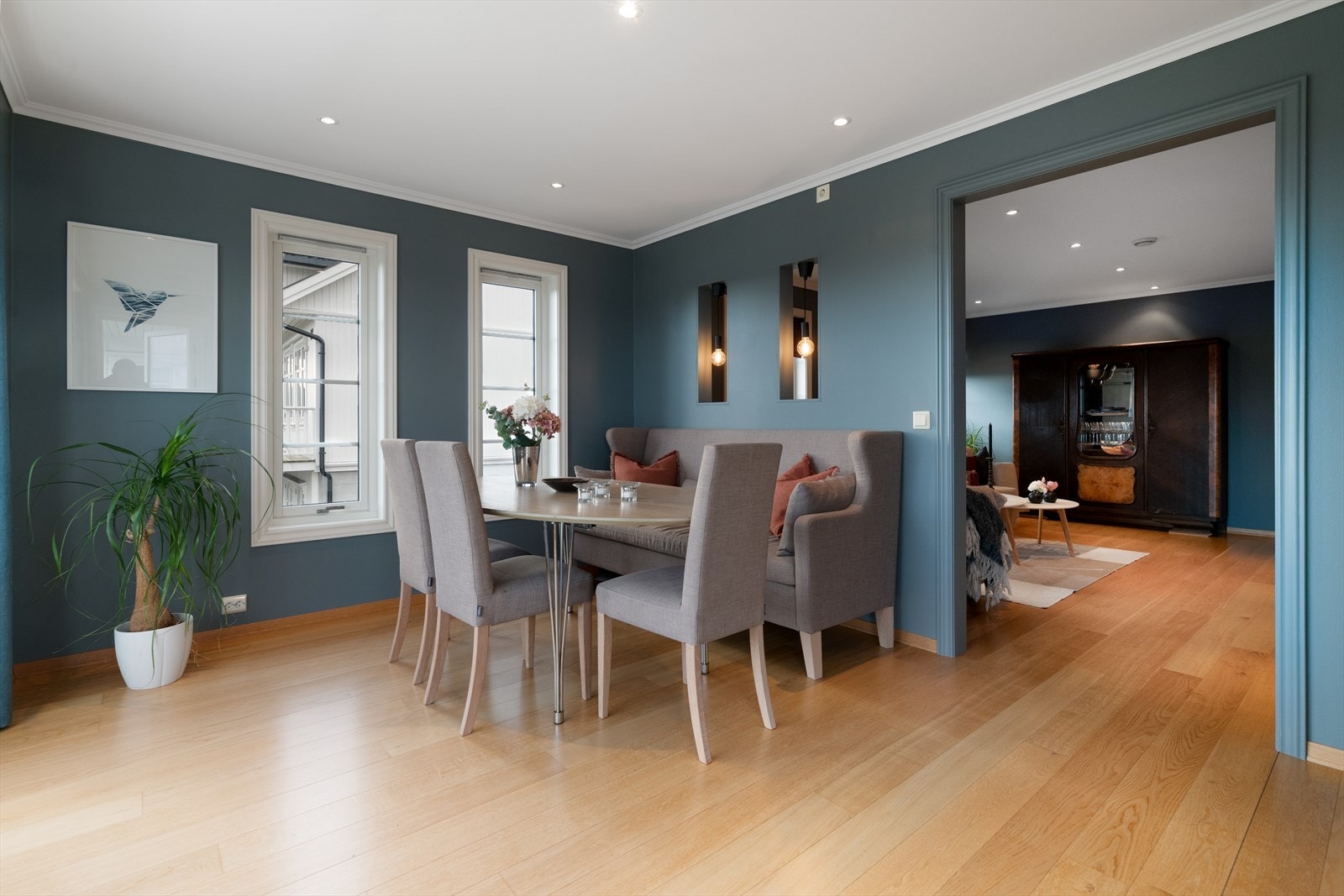 Boligen har gode og delikate materialvalg, og gjennomtenkt etasje- og romfordeling med to godkjente hybler i underetasjen. Galleribilde