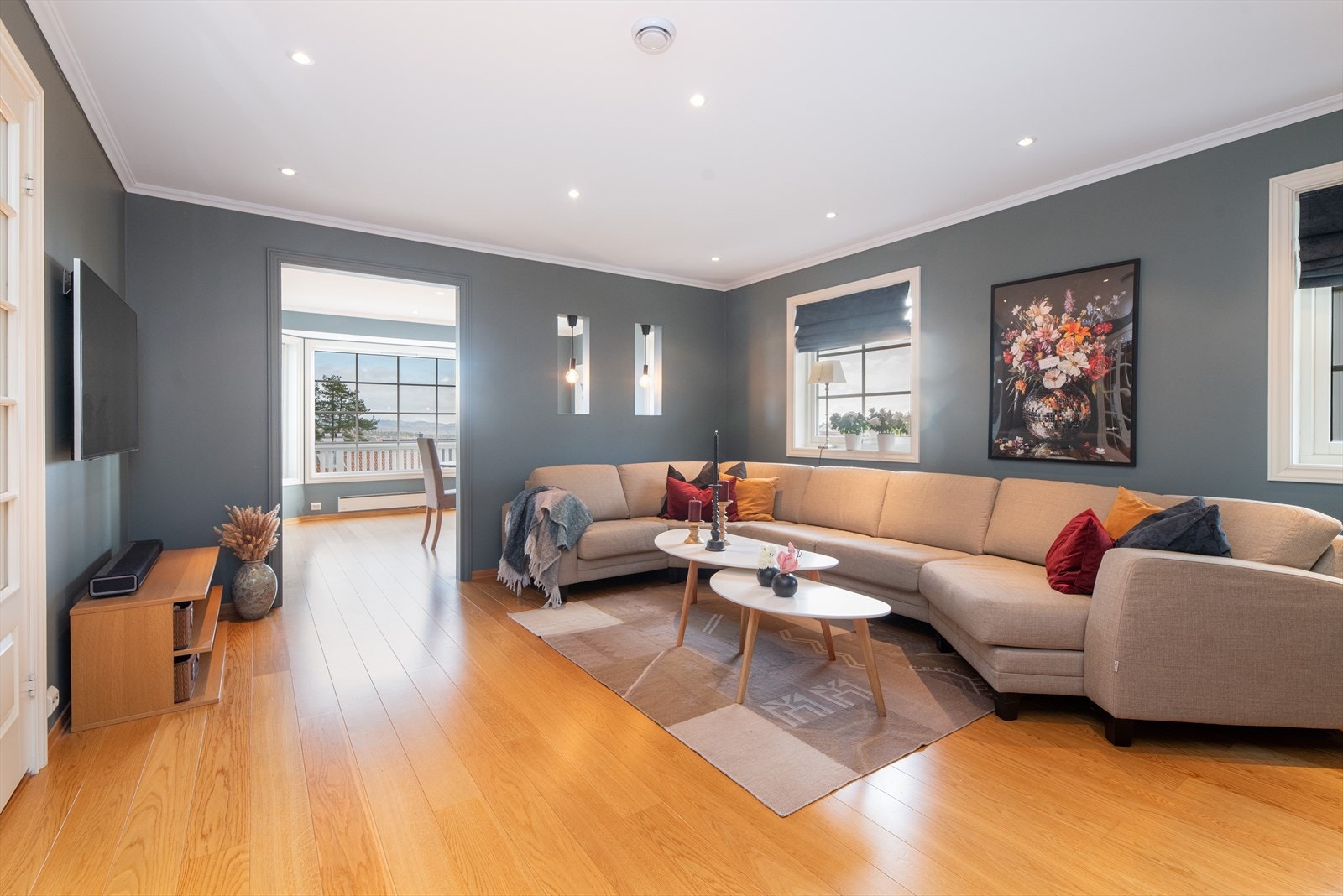 Boligen har en lekker to-delt stue med flere møbleringsmuligheter. Galleribilde