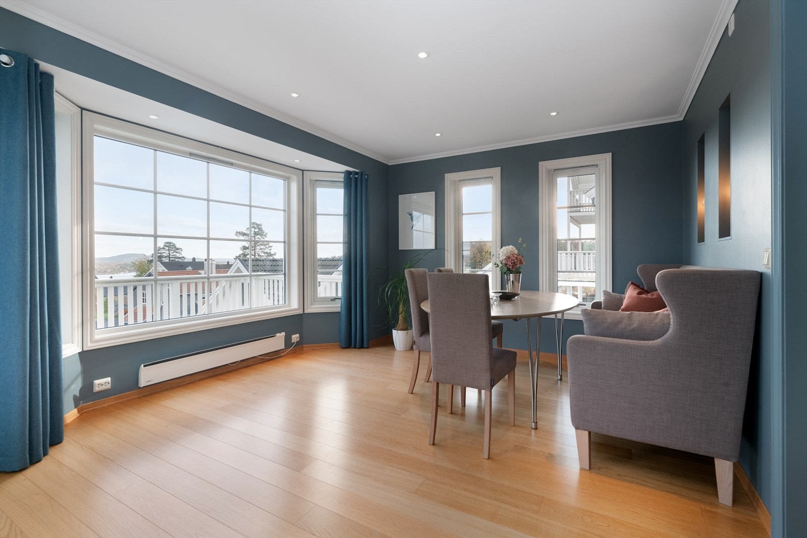 Store vindusflater bringer utsikt og godt med naturlig lys inn til boligen. Galleribilde