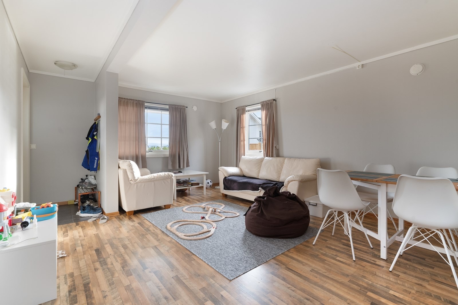 Boligen har to godkjente utleieenheter, der begge leilighetene er utleid i dag for totalt 20 650,- pr.mnd. Leilighet 1 - Lys og fin stue med plass til sofa og spisebord. Galleribilde