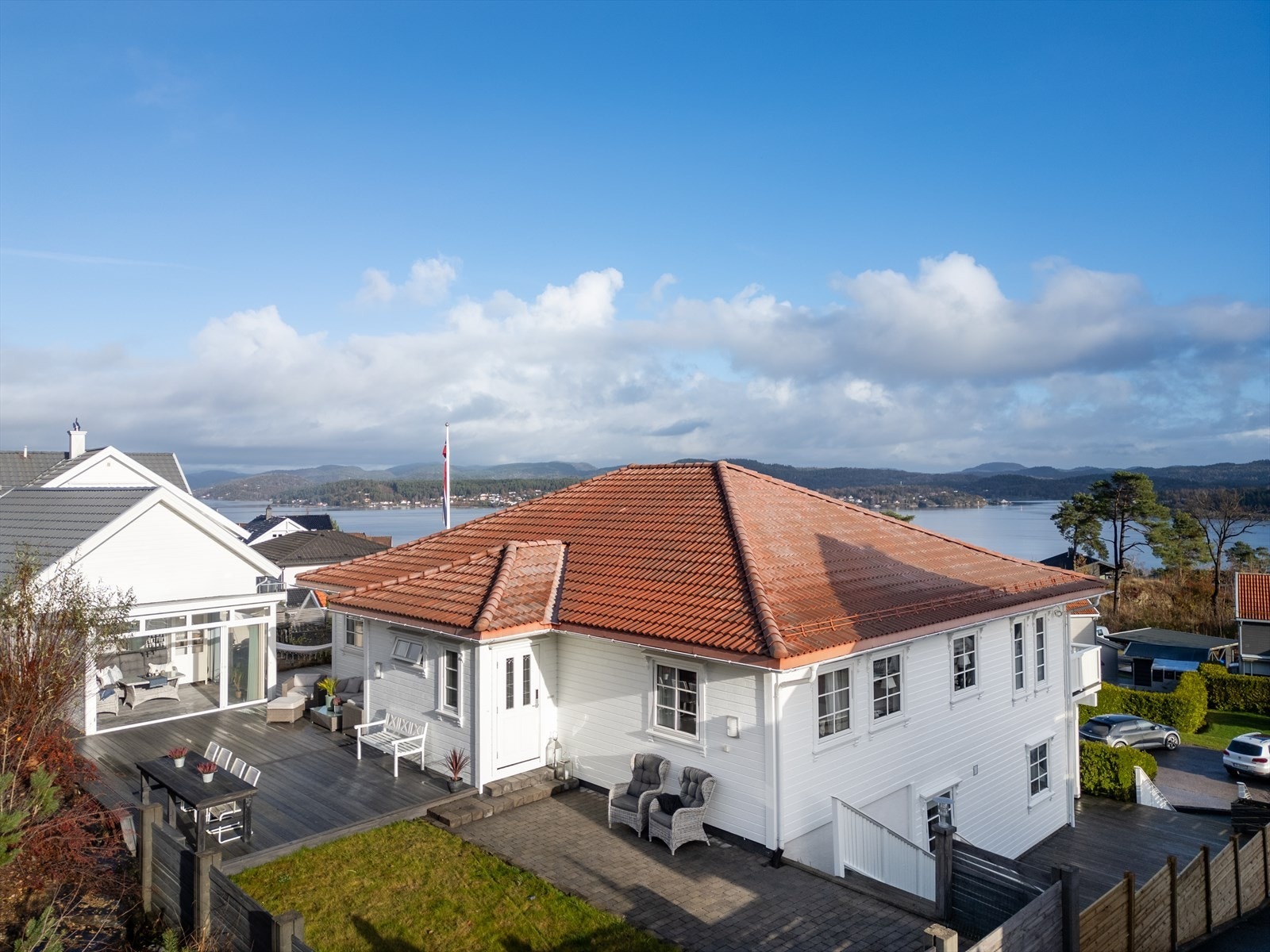 Flere flotte uteplasser og nydelig vidstrakt sjøutsikt! Galleribilde