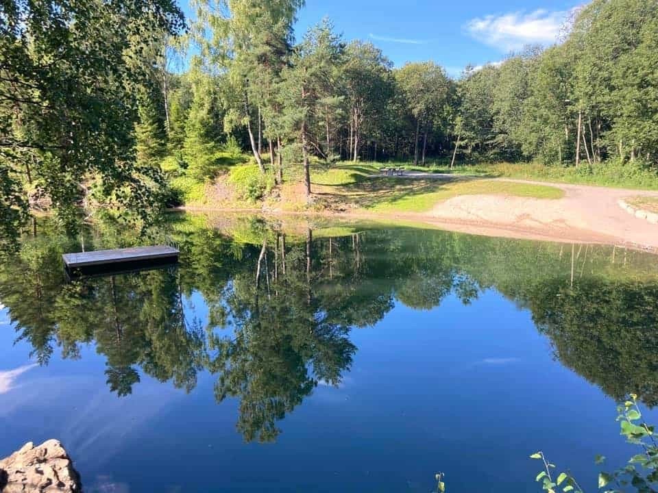 Lysløype og tur området rett bak huset. Gåavstand til sagastranda. Synken badeplass(ferskvann) Galleribilde
