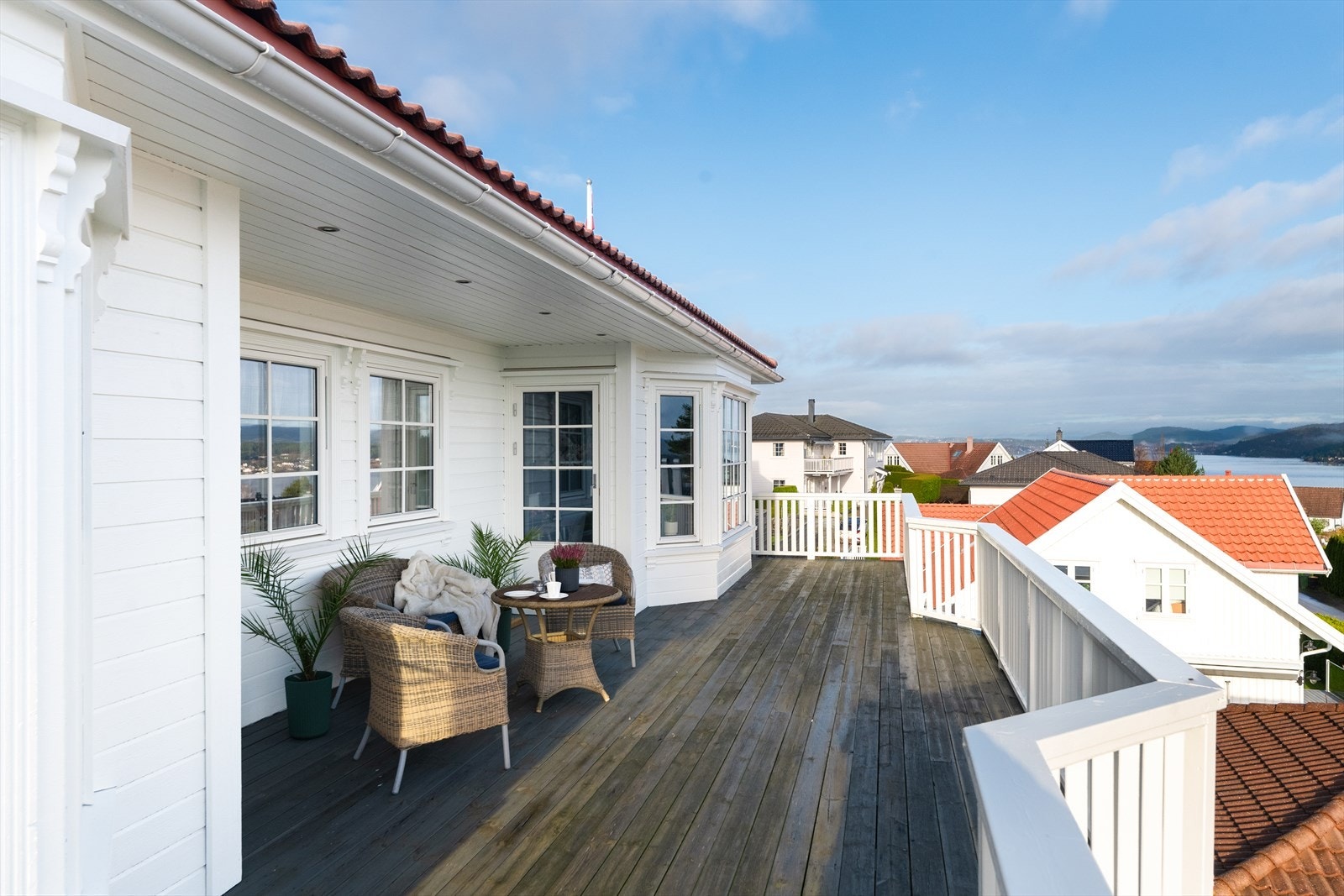 Boligen har romslig veranda med nydelig utsyn mot et vakkert kystlandskap - en utrolig flott skjærgård med holmer og skjær! Galleribilde