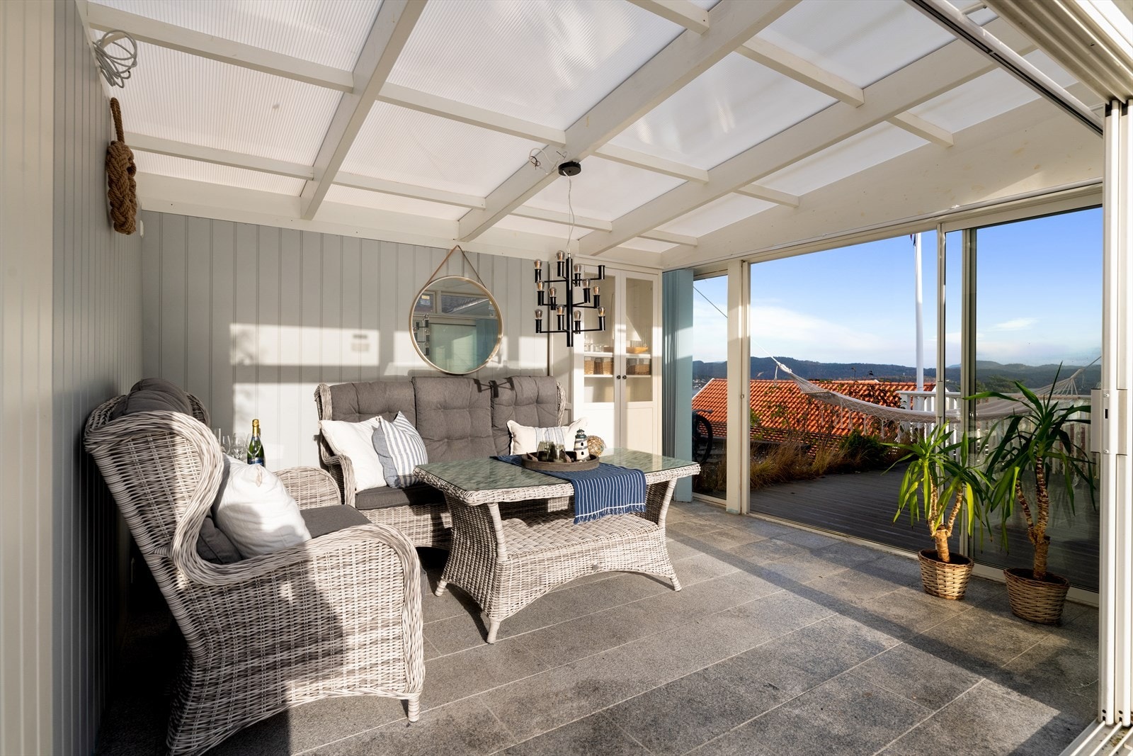 Utestuen på 13 kvm er lun og koselig, med glassdører og flislagt gulv med varmekabel. Galleribilde