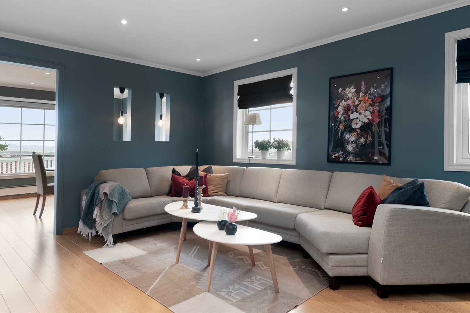 Stuen har enstavs parkett på gulv og vegger er malt i delikat og moderne farge. Det er spotbelysning i tak. Galleribilde