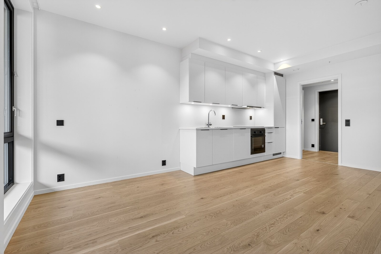 Parkettgulv gir en varm og naturlig overflate i oppholdsrommet. Galleribilde