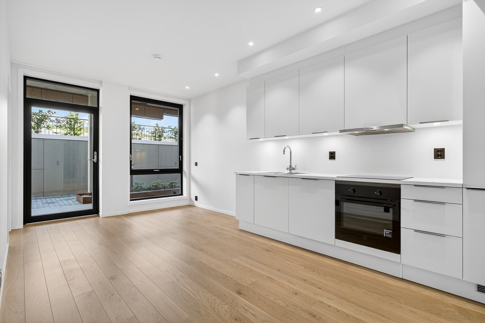 Kjøkkenventilator med avsug til fri luft sikrer god ventilasjon. Galleribilde