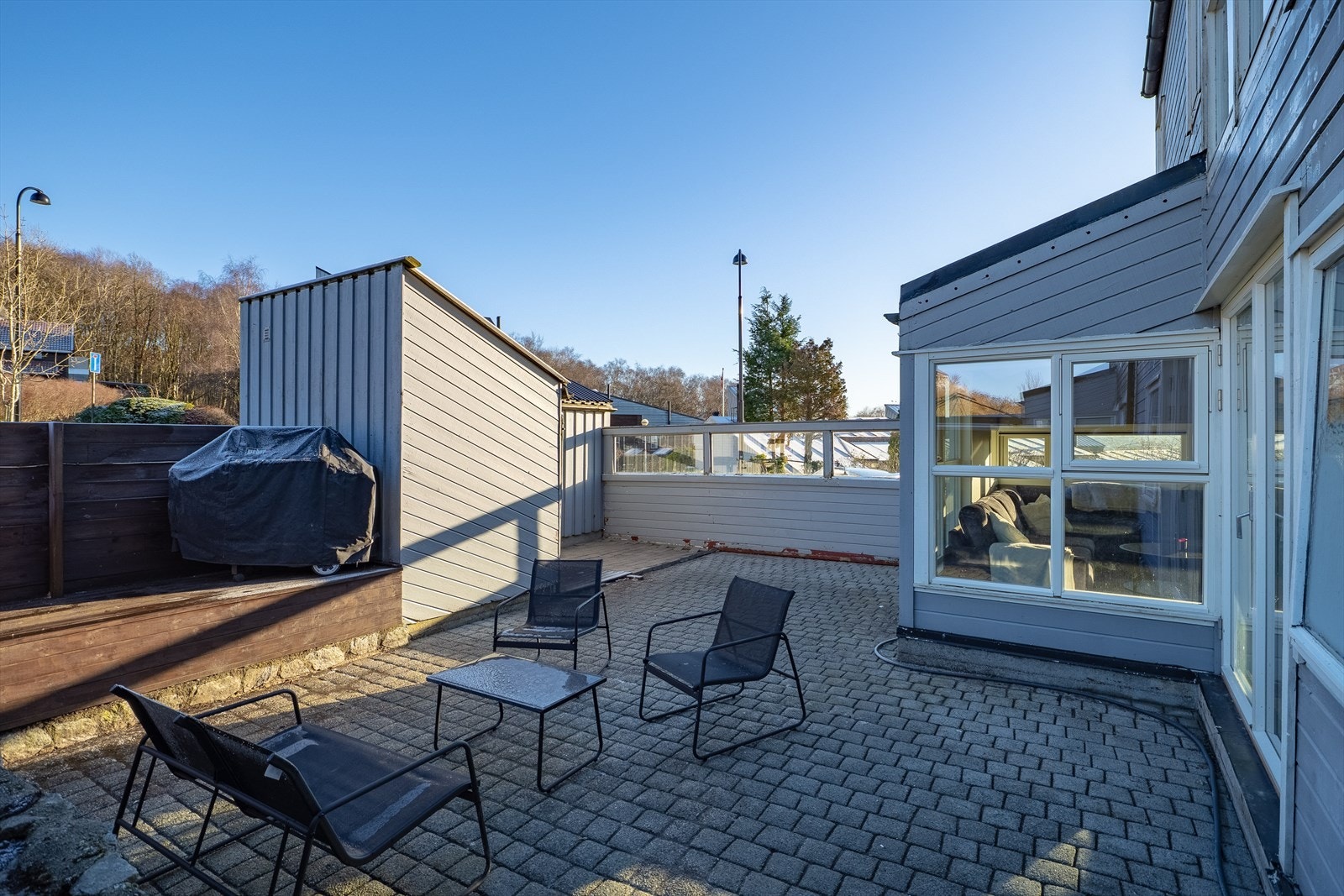 Leiligheten disponerer en herlig uteplass. Her er det også en praktisk bod. Galleribilde