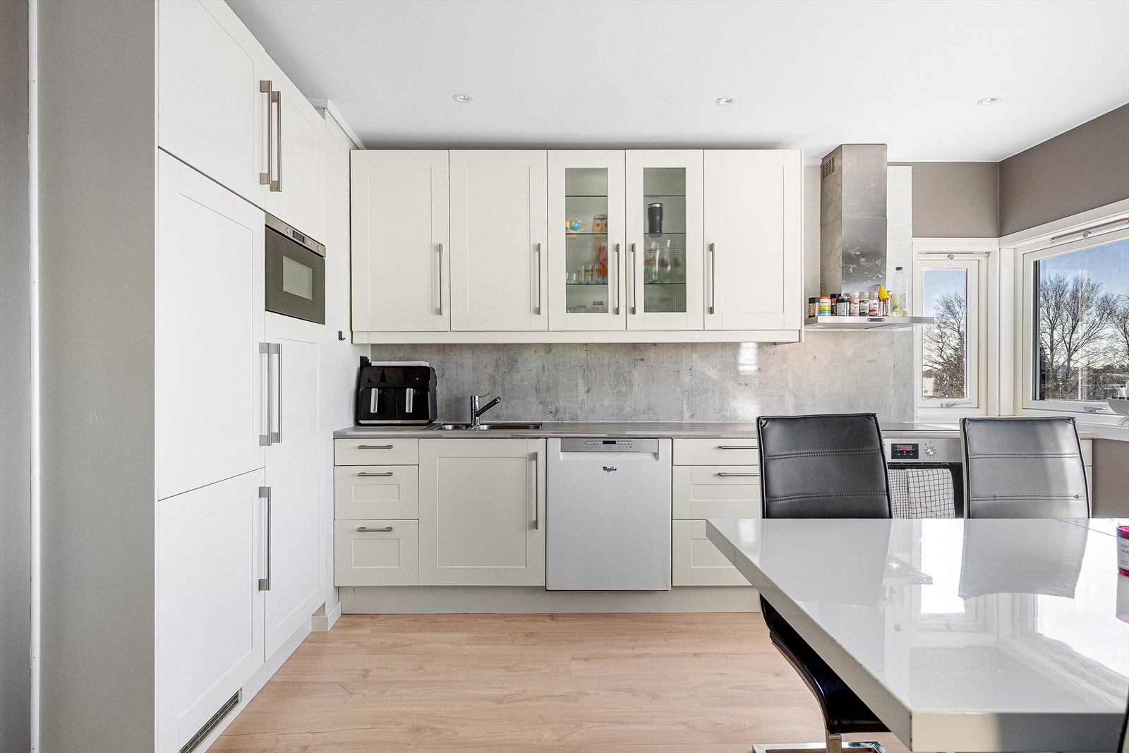 Det inneholder integrert platetopp, stekeovn, mikrobølgeovn og kombiskap, samt frittstående oppvaskmaskin. Galleribilde