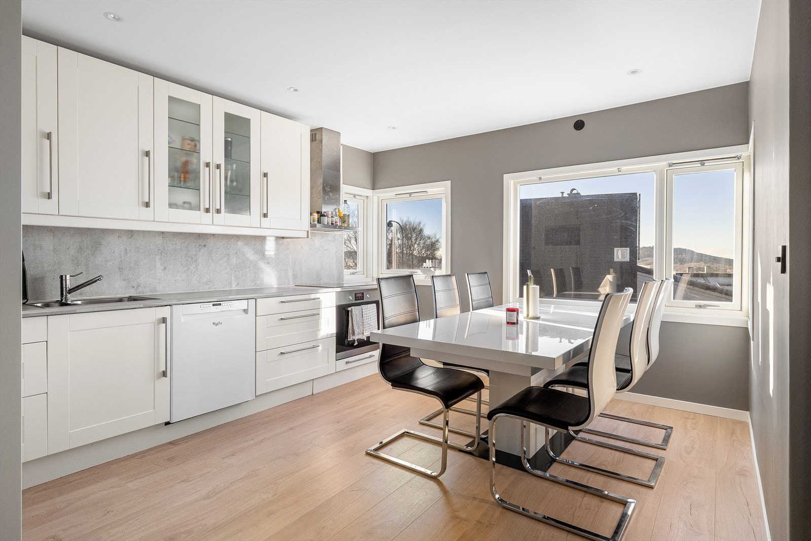 Kjøkken har en tidløs innredning med lyse fronter. Her er det også plass til spisebord av god størrelse. Galleribilde