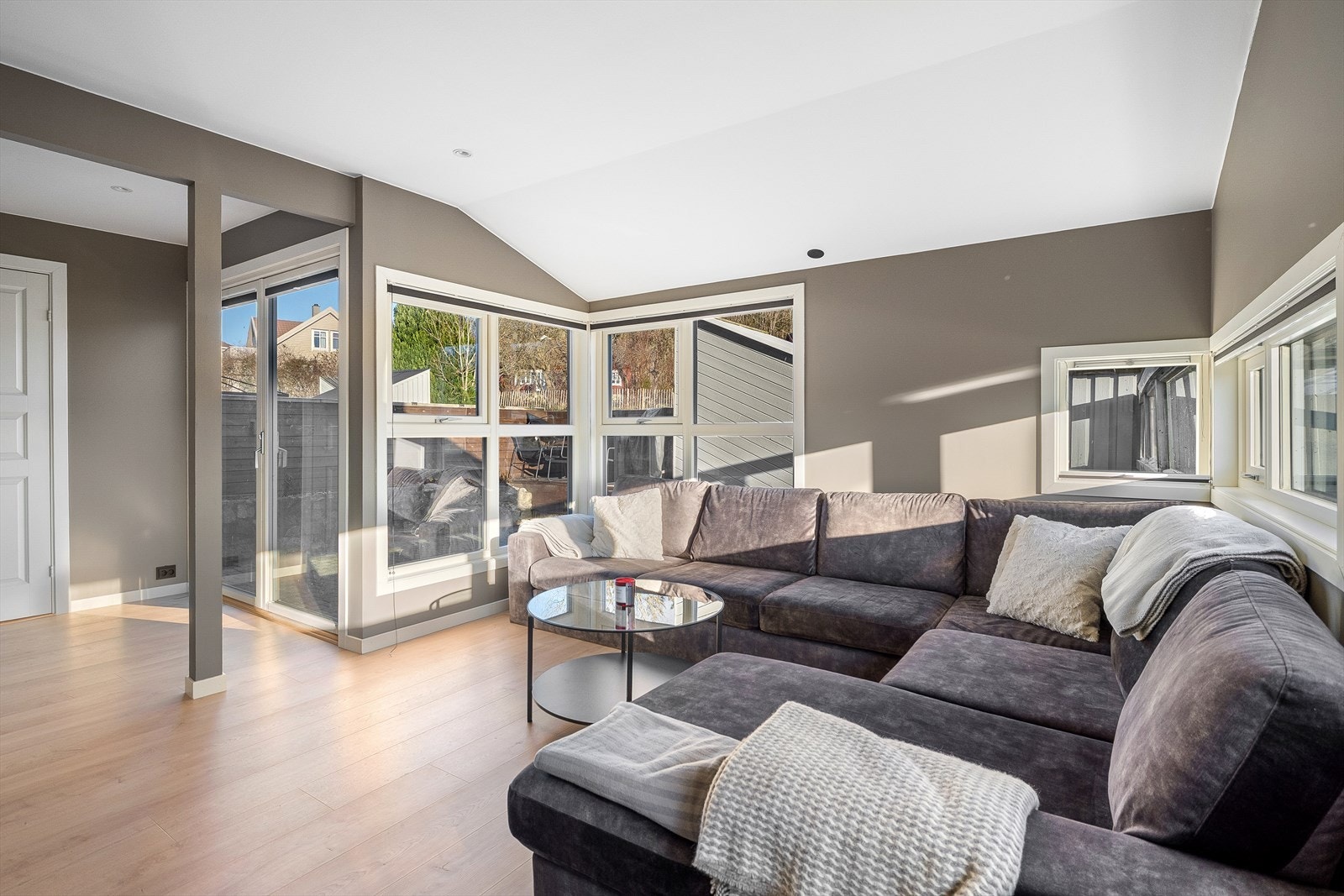 Romslig stue med plass til stor sofa. Det er godt med vindusflater i leiligheten, slik at det slippes inn rikelig med naturlig lys. Galleribilde