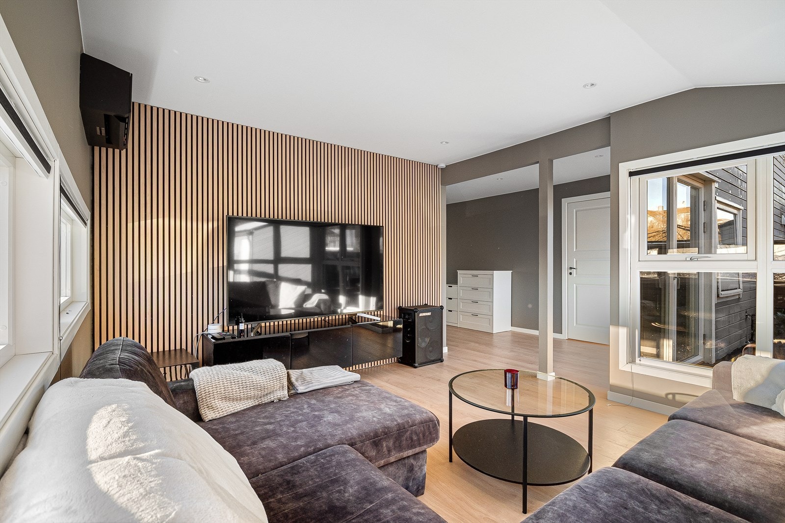 Leiligheten ble betydelig oppgradert i 2025 med blant annet nytt bad, skiftet gulv og nymalte flater. Galleribilde