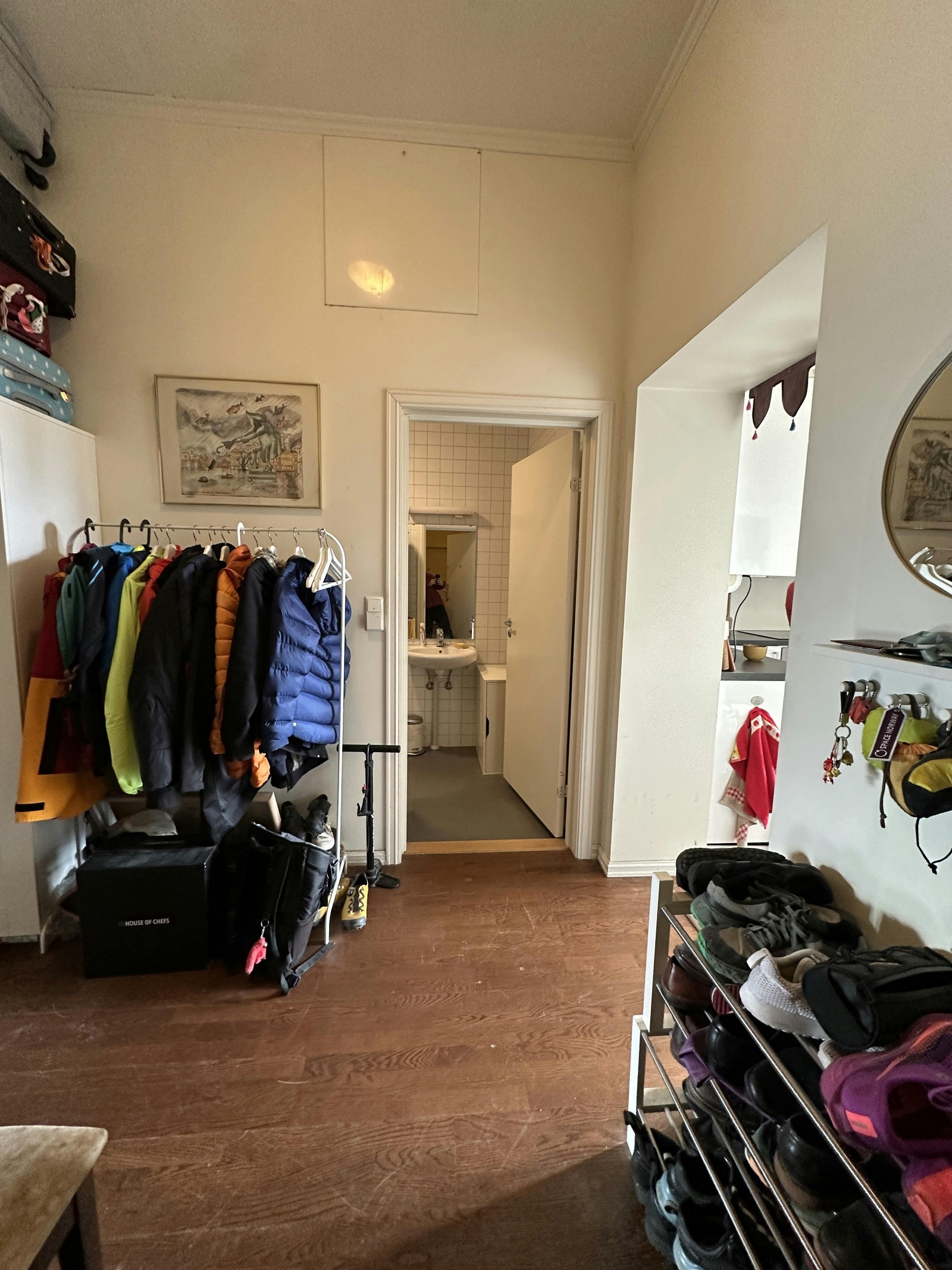Inngang, bad rett frem, stue høyre Galleribilde