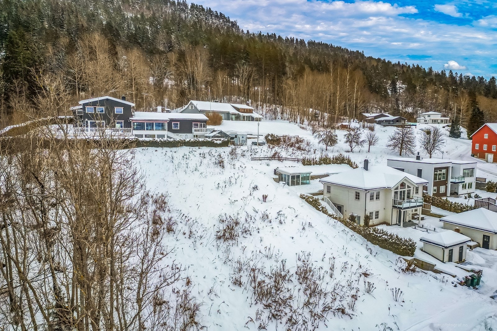Eier av tomten og eiere av to naboeiendommer eier felles adkomstvei og felles grøntområde gnr 104/bnr 14. Felles ansvar for drift og vedlikehold. Eget Veilag etablert med naboer for blant annet felles snøbrøyting- og strøing. Galleribilde
