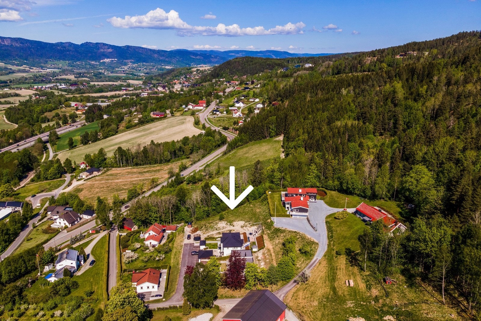 Vann, avløp og vei ligger til tomtegrense. Galleribilde