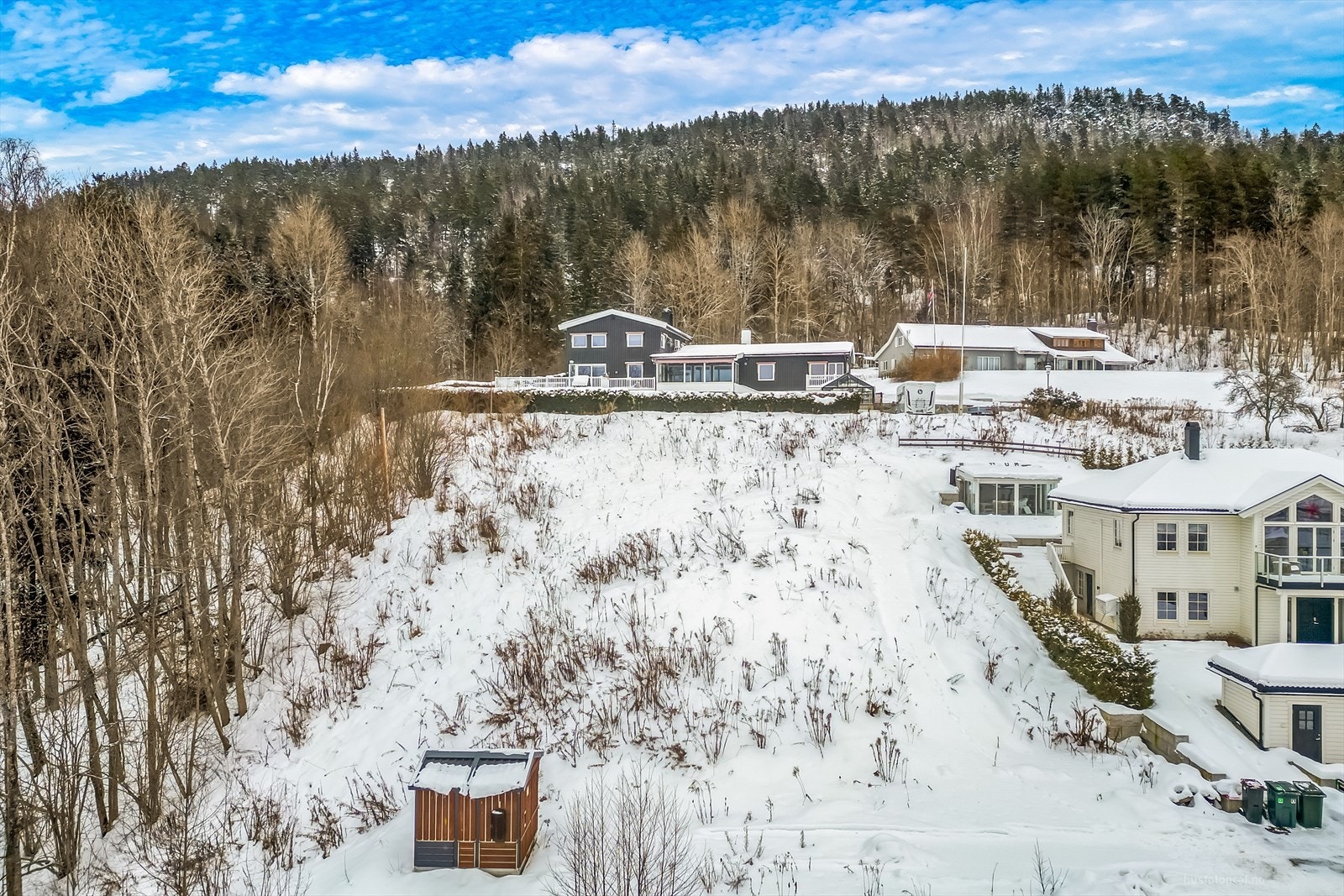 Kort avstand til barnehage, skole og bussholdeplass. Galleribilde