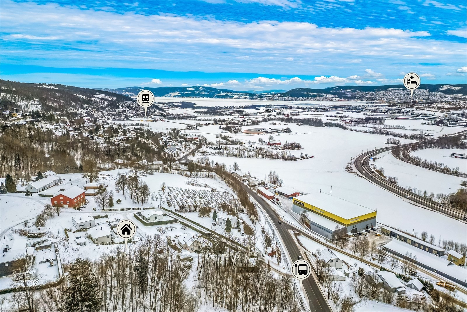 Nærmeste togstasjon er Lier stasjon, hvor det er togforbindelse til Asker, Sandvika og Oslo, gode parkeringsmuligheter ved togstasjonen. Galleribilde