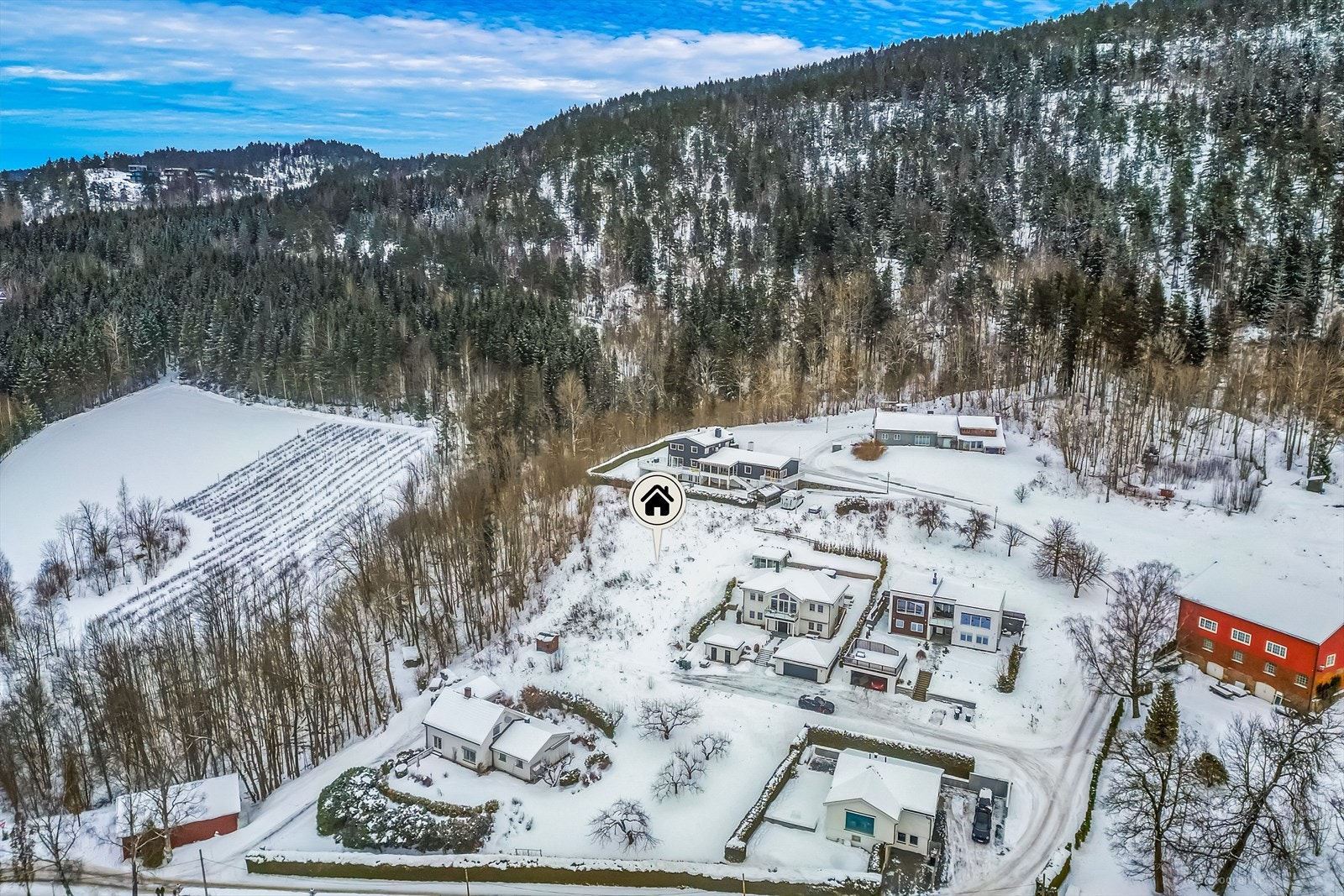 Bussholdeplass i Lierbakkene med god forbindelse til Asker og Drammen. Galleribilde