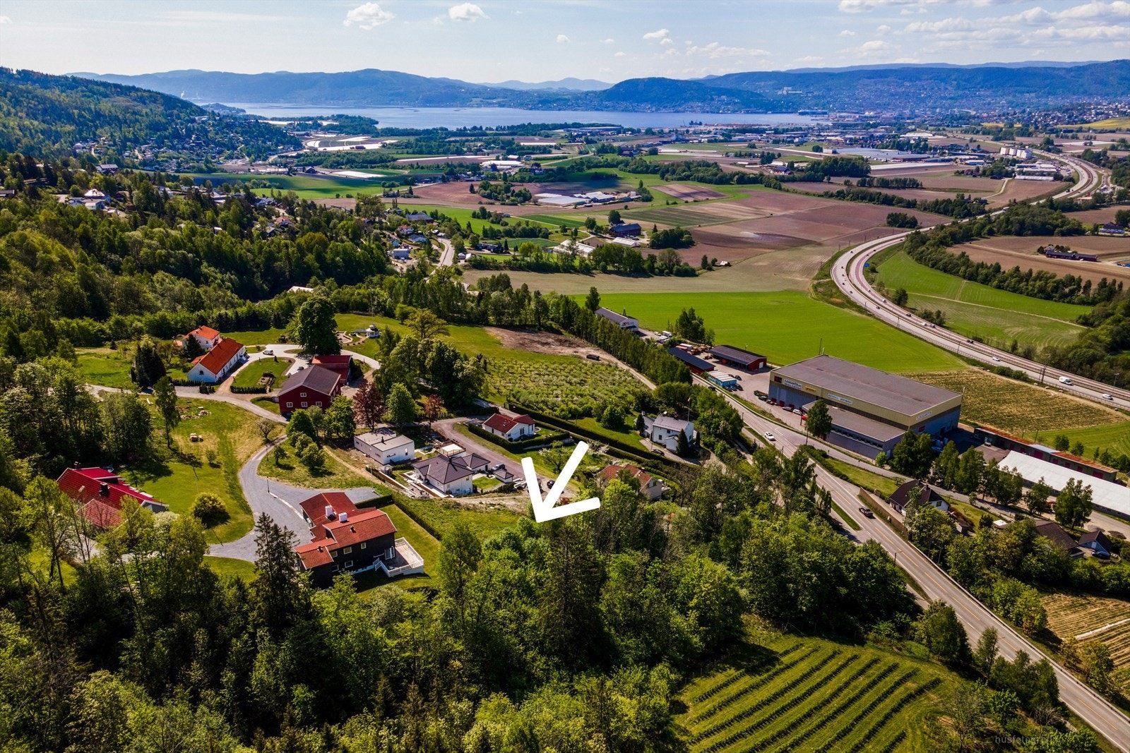 En sjelden mulighet til å sikre deg en stor tomt på 1 273 kvm, med nydelig utsikt høyt over Lier med storslått utsikt og avgrensende til friområde. Galleribilde