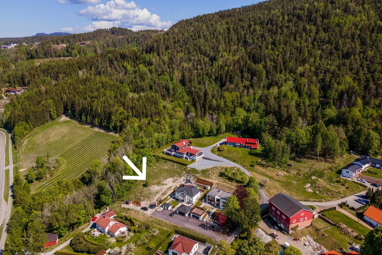 Tomten ligger innerst i en blindvei og har en skjermet og unik beliggenhet med flott utsikt over landskapet og Drammensfjorden Galleribilde