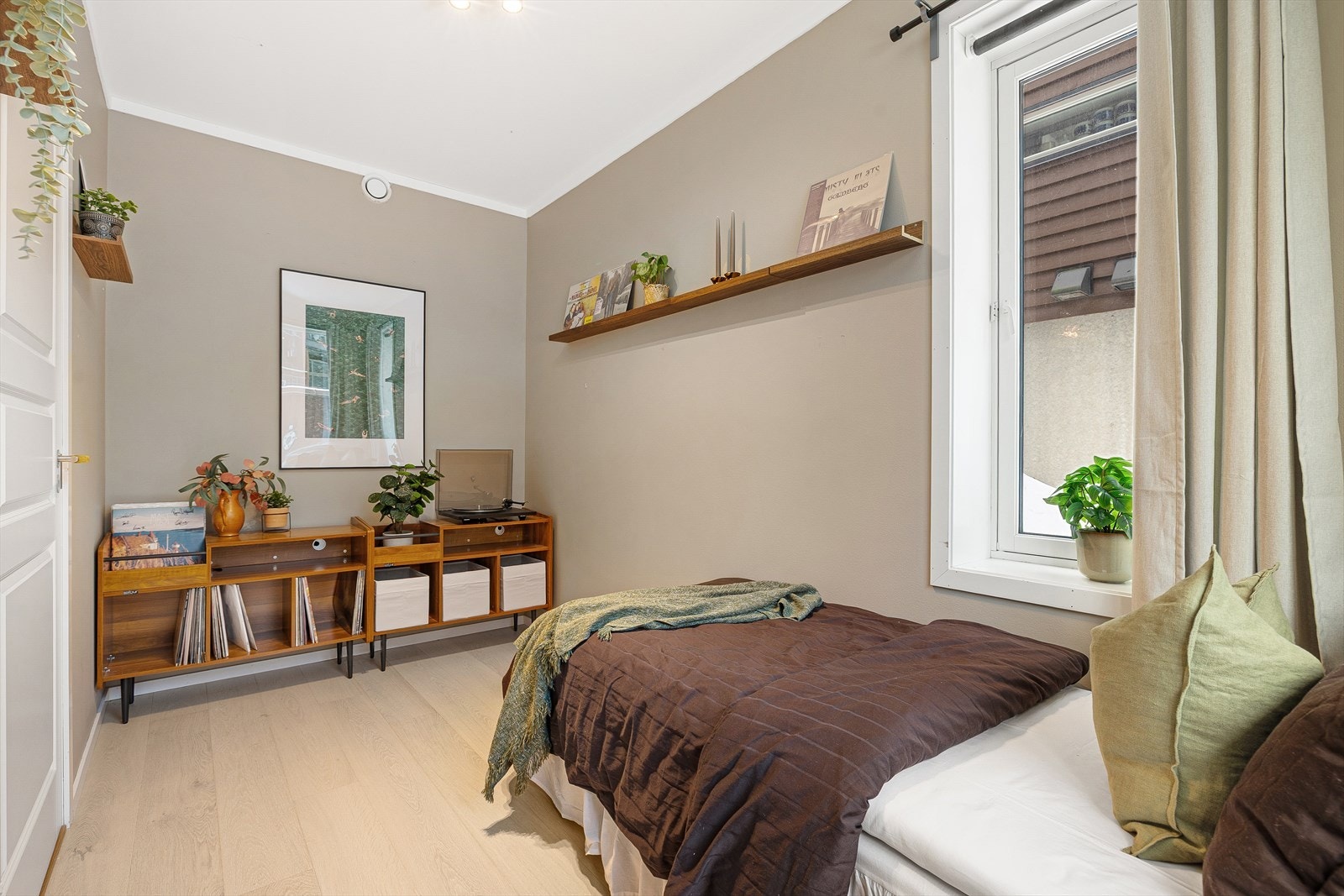 Boligens tredje soverom er oppmålt til 8 m² og er oppmalt i den behagelige fargetonen "modern beige" i 2022. Galleribilde