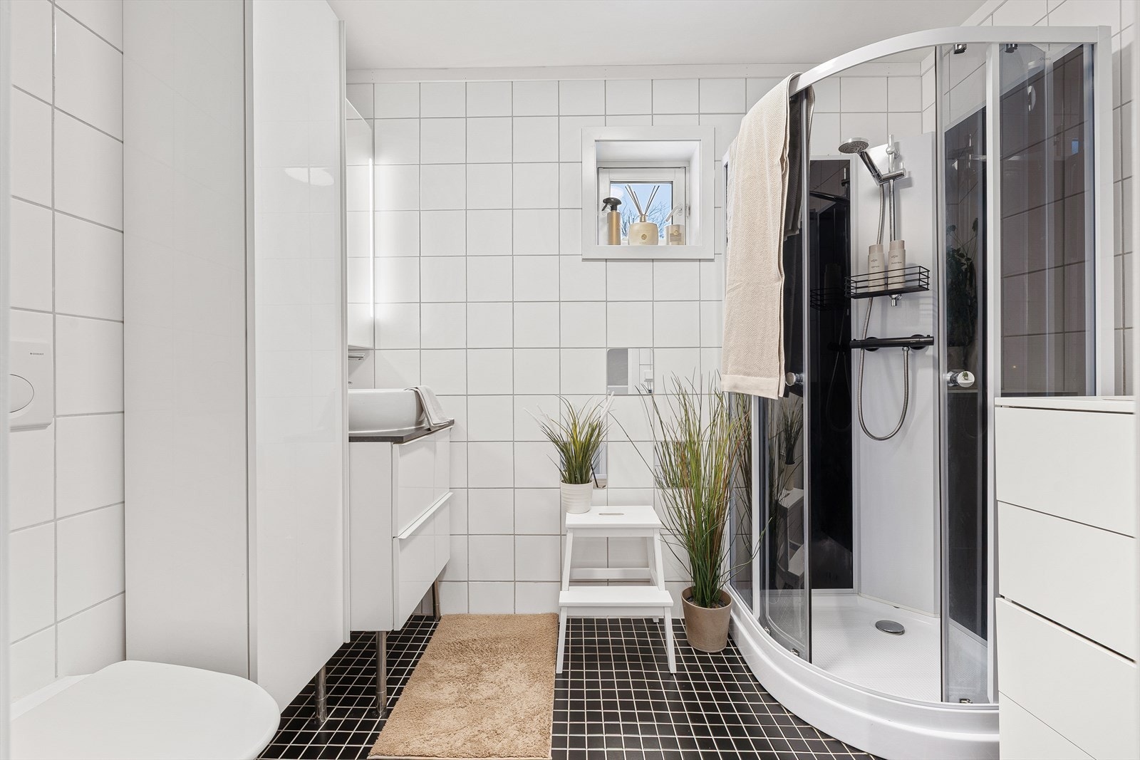 Baderommet i 2. etasje er oppmålt til 4,5 m², og har helflisede overflater i en lys og behagelig utførelse. Her ble det i 2023 satt inn et nytt dusjkabinett. Galleribilde