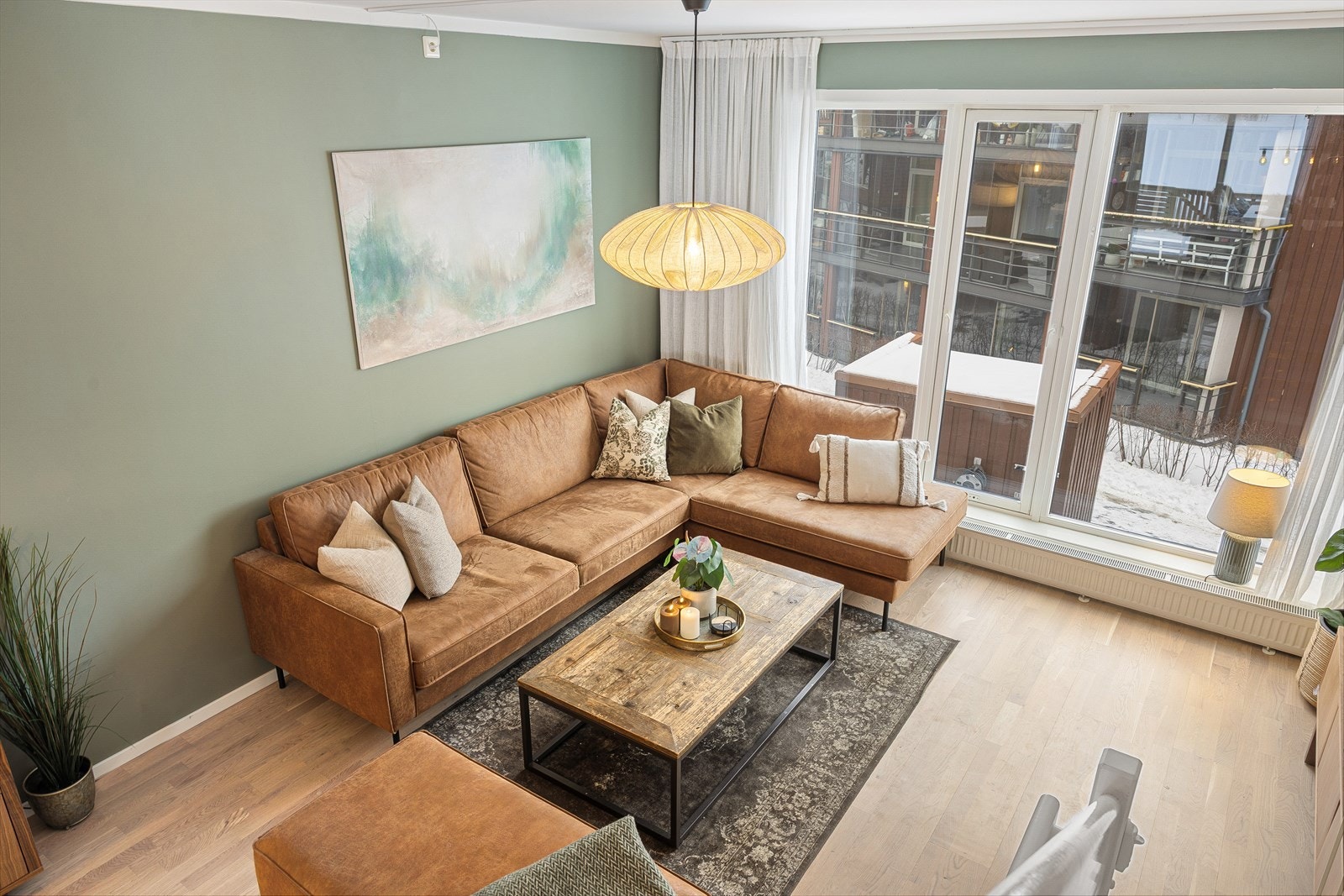 I 2019 fikk boligens allrom seg et løft i form av ny parkett på gulv, malte flater i tak, og oppmalte veggflater i 2022. Galleribilde