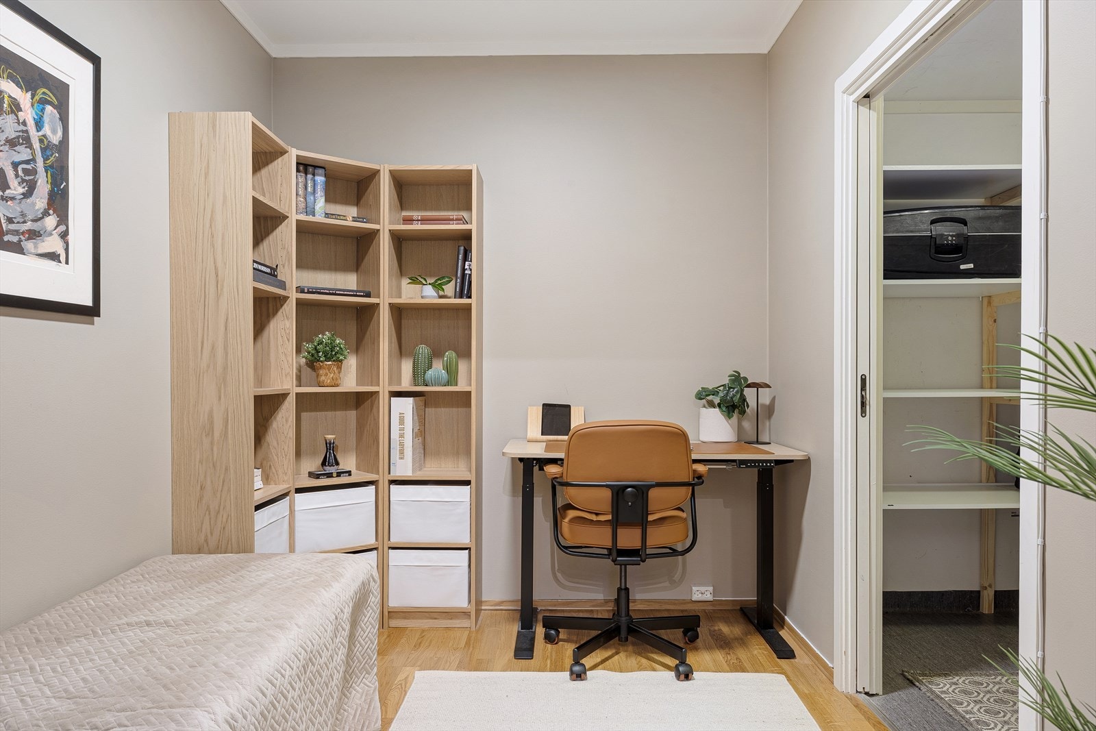 Rommet har flere bruksmuligheter, og kan innredes til kontor, omkledningsrom, lagringsrom eller annet ved behov. Fra kontor-rommet er det inngang til en intern bod som i dag er innredet med hyllesystemer som vil følge handelen. Galleribilde