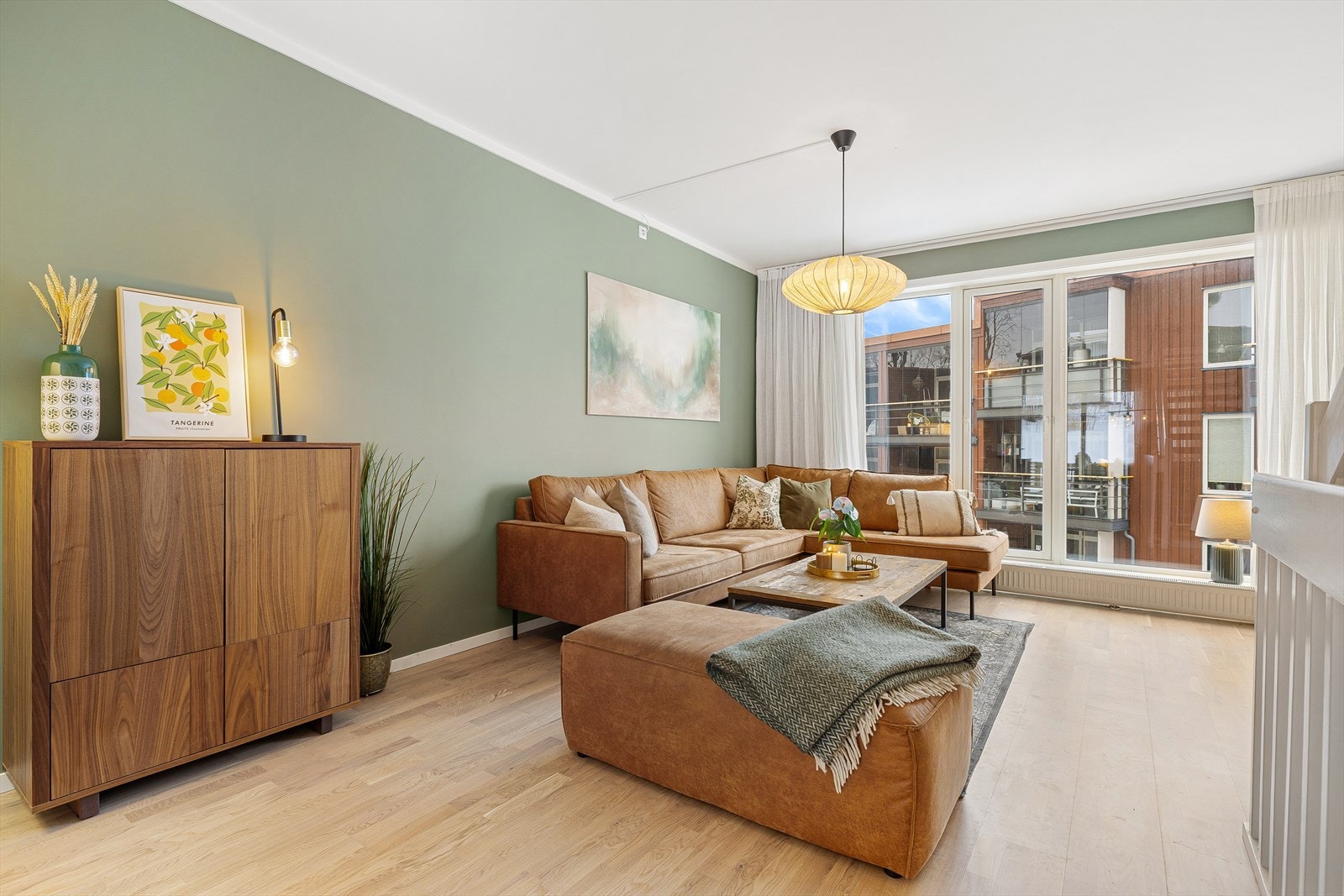 Boligen har en flott og praktisk planløsning med stue og kjøkken i en åpen løsning på hele 43 m². Hjemmet har flere store vindusflater fra 2 ulike himmelretninger som tilføyer rikelig med naturlig lysinnslipp. Galleribilde