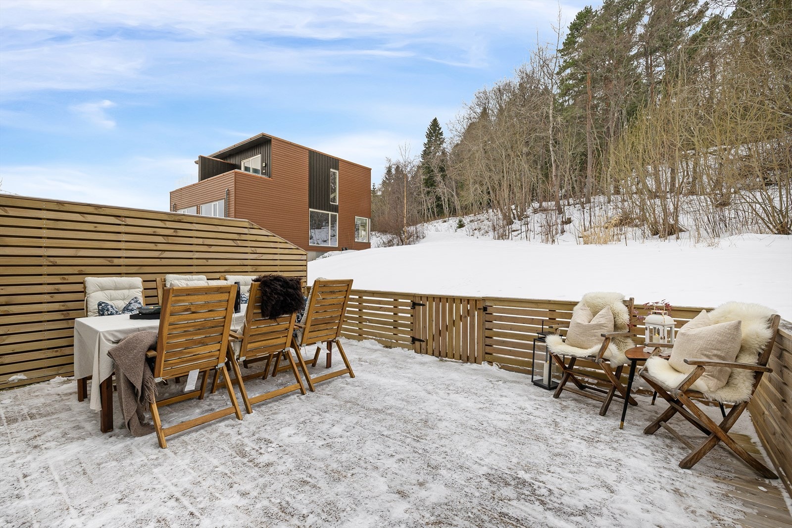 Her har nåværende eier sommeren 2024 utvidet og oppgradert uteområdet, med ny skillevegg og gjerde som omkranser terrassen. Galleribilde