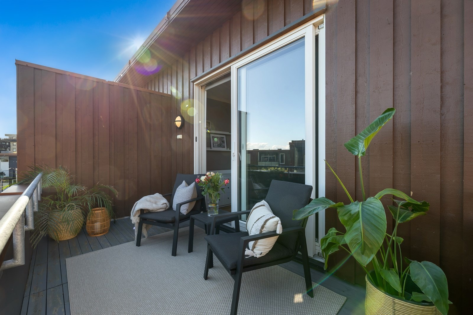 Balkongbilde tatt på sommerstid. Galleribilde