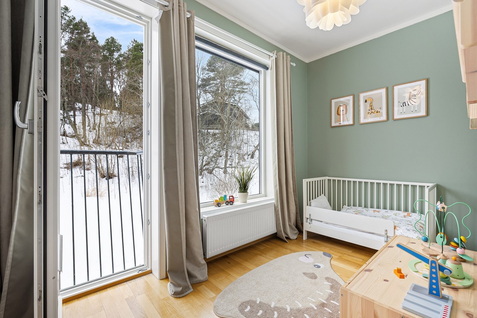 Familieboligen har 3 soverom på hhv. 11,5, 8 og 8 m². Barnerommet på 8 m² er oppmalt i den duse fargetonen "treasure" i 2022. Her har blitt installert elektronisk solskjerming i vindu som styres enkelt med fjernkontroll. Galleribilde