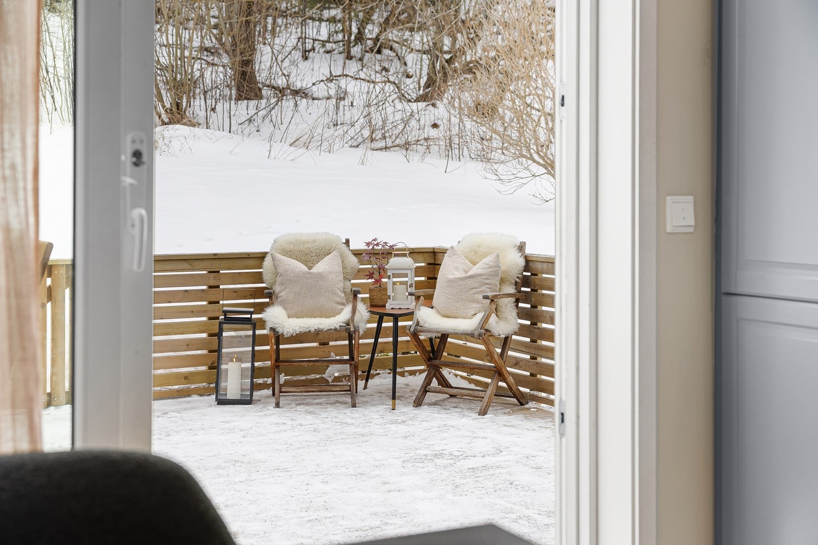 Fra hovedetasjen er det utgang til en stor og sørvestvendt terrasse på hele 23 m². Galleribilde